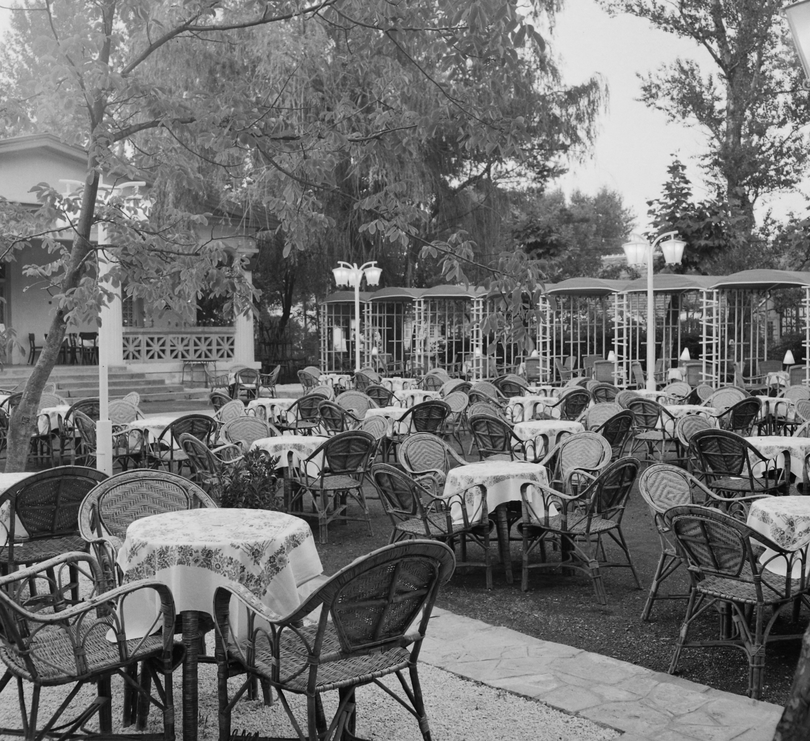 Hungary, Balatonlelle, Honvéd (Táncsics Mihály) utca 30., Rózsakert étterem., 1960, Bauer Sándor, rattan furniture, Fortepan #111132