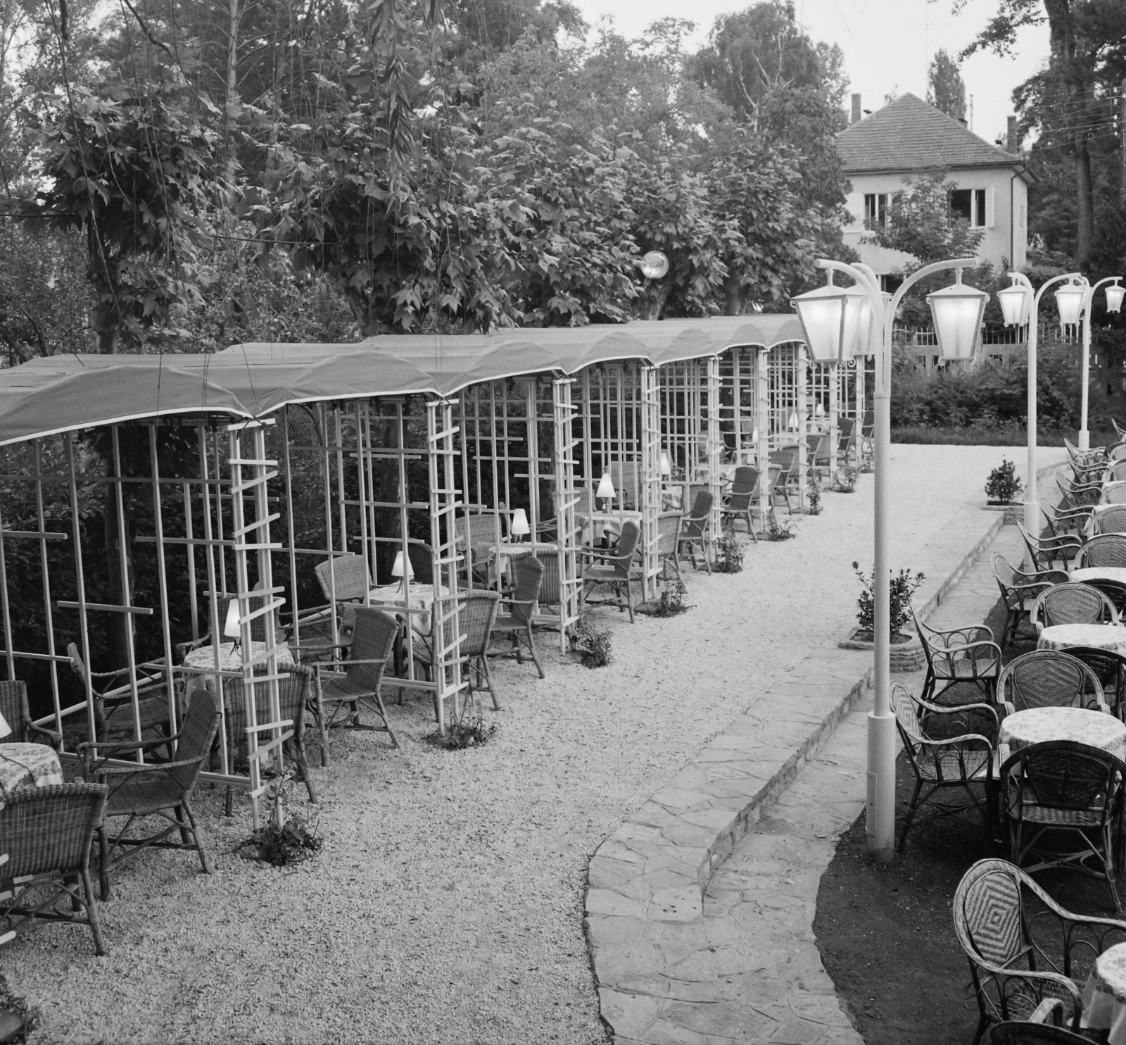 Hungary, Balatonlelle, Honvéd (Táncsics Mihály) utca 30., Rózsakert étterem., 1960, Bauer Sándor, rattan furniture, Fortepan #111133
