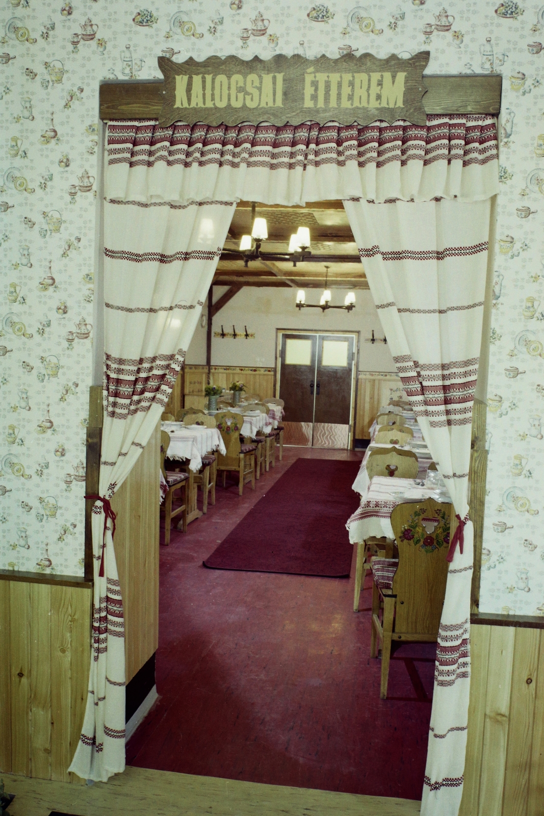 Hungary, Dobogókő, Eötvös Loránd menedékház, Kalocsai étterem., 1976, Bauer Sándor, colorful, restaurant, wainscot, Fortepan #111137