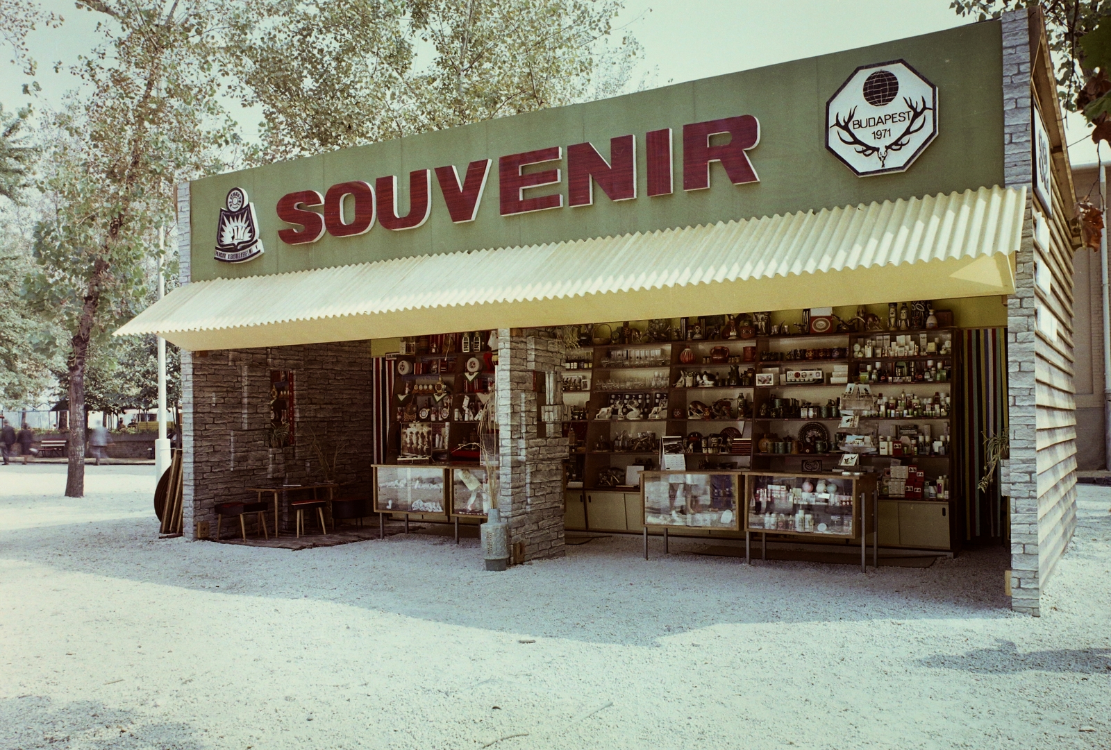 Magyarország, Budapest X., az Albertirsai úti vásár területe, a "Budapesti Vadászati Világkiállítás 1971" idején., 1971, Bauer Sándor, színes, pavilon, Budapest, embléma, Fortepan #111149