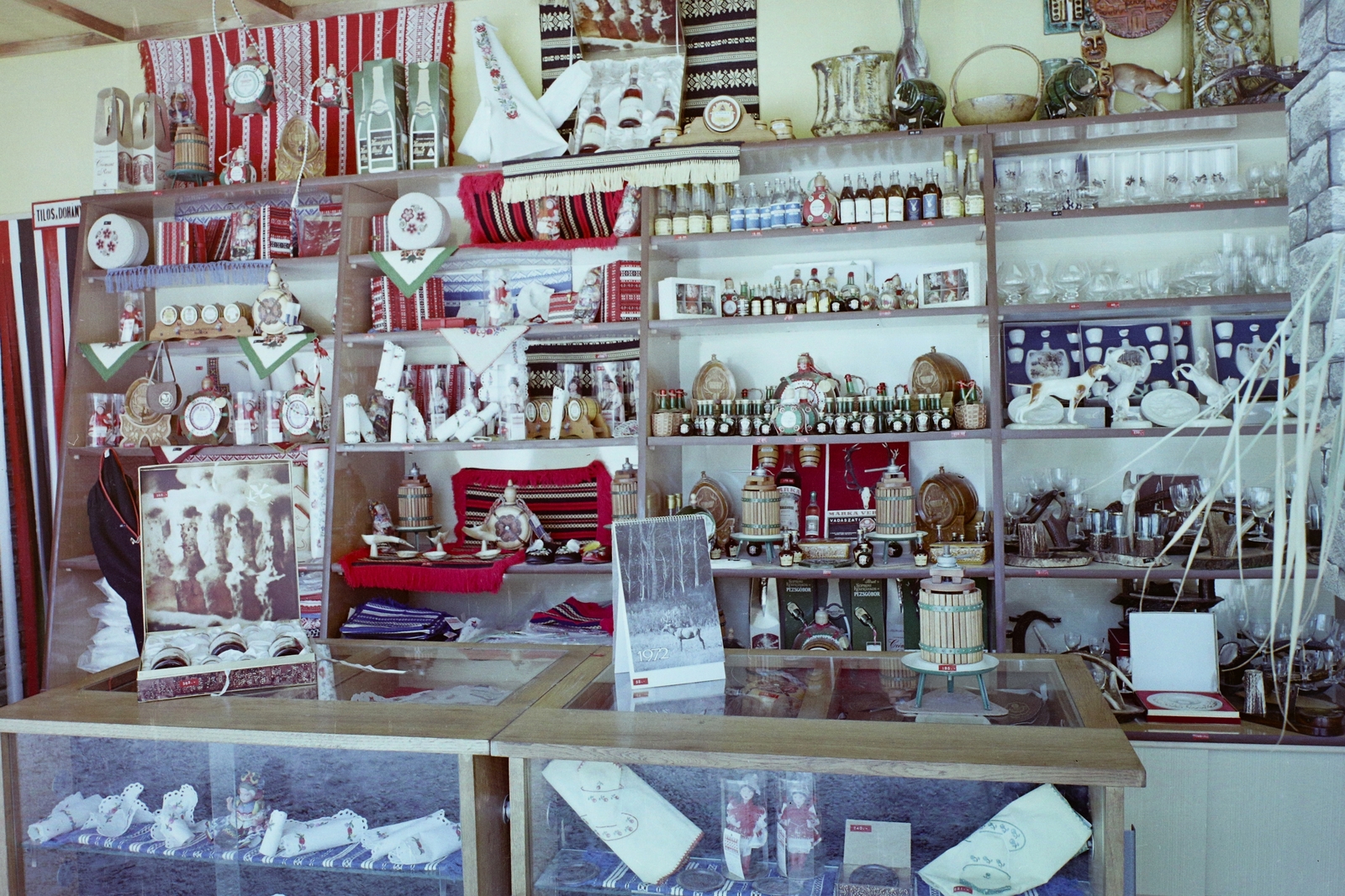 Hungary, Budapest X., az Albertirsai úti vásár területe, a "Budapesti Vadászati Világkiállítás 1971" idején, ajándékbolt., 1971, Bauer Sándor, colorful, Budapest, Fortepan #111150