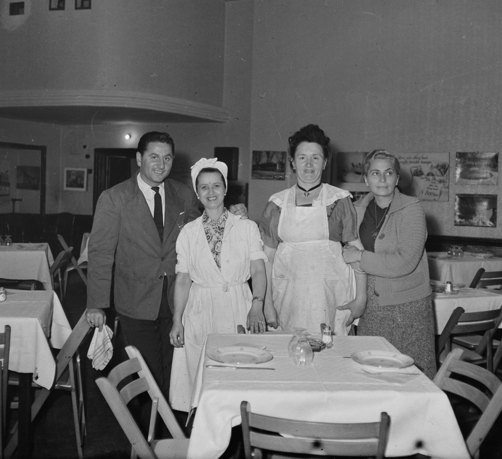 Magyarország, Budapest VI., Nagymező utca 22-24., Petőfi Színház, a felvétel az étteremben készült., 1959, Bauer Sándor, felszolgáló, csoportkép, Budapest, Fortepan #111160