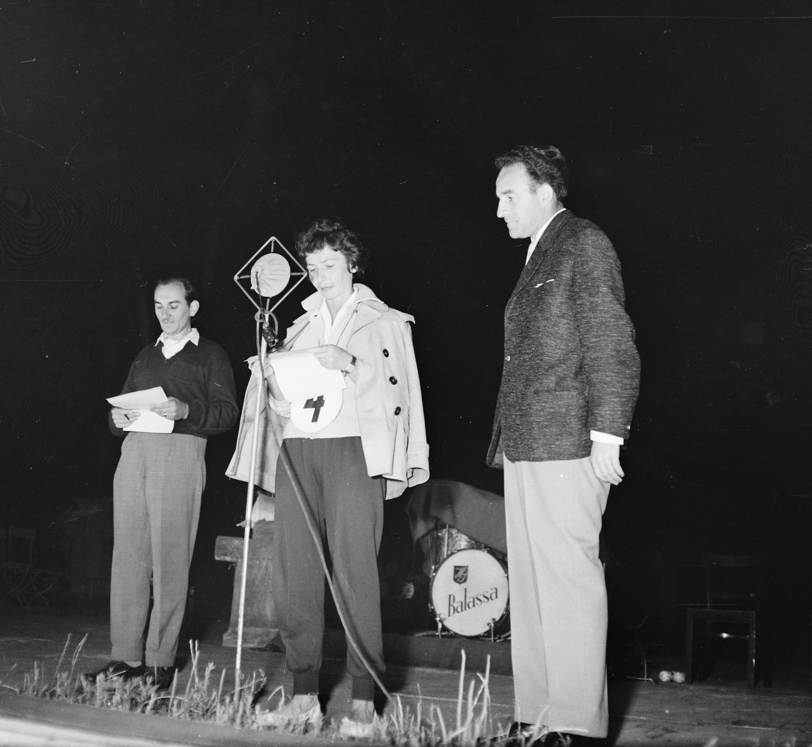 Hungary, jobbra Pálos Miklós, az ORI országjáró Furfangosok bajnoksága című vetélkedő sorozatának műsorvezetője., 1960, Bauer Sándor, drum, microphone stand, Fortepan #111178