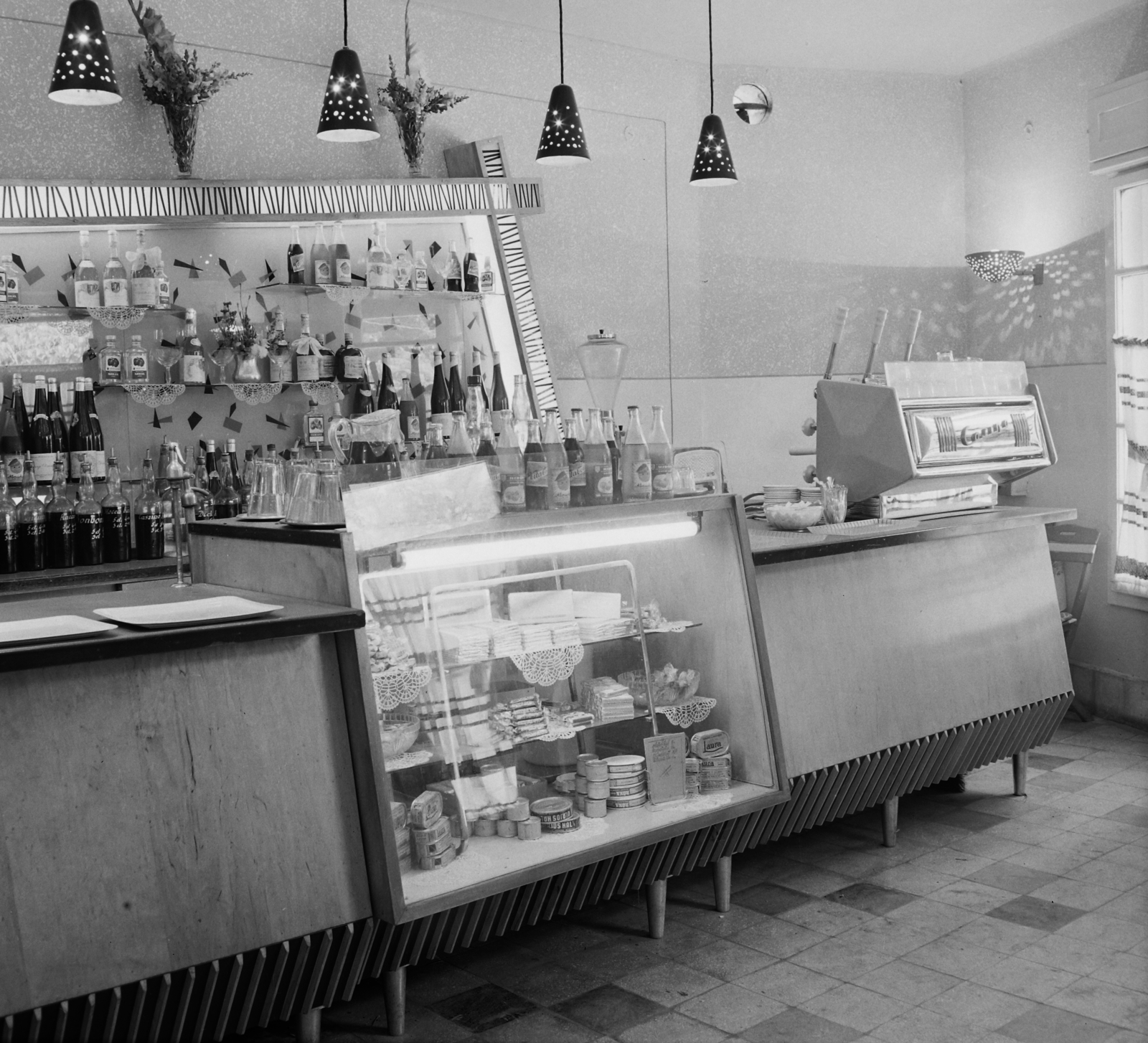 Hungary, Balatonlelle, Ady Endre utca 8., Pipacs söröző., 1960, Bauer Sándor, light, buffet, Casino coffee machine, Fortepan #111192