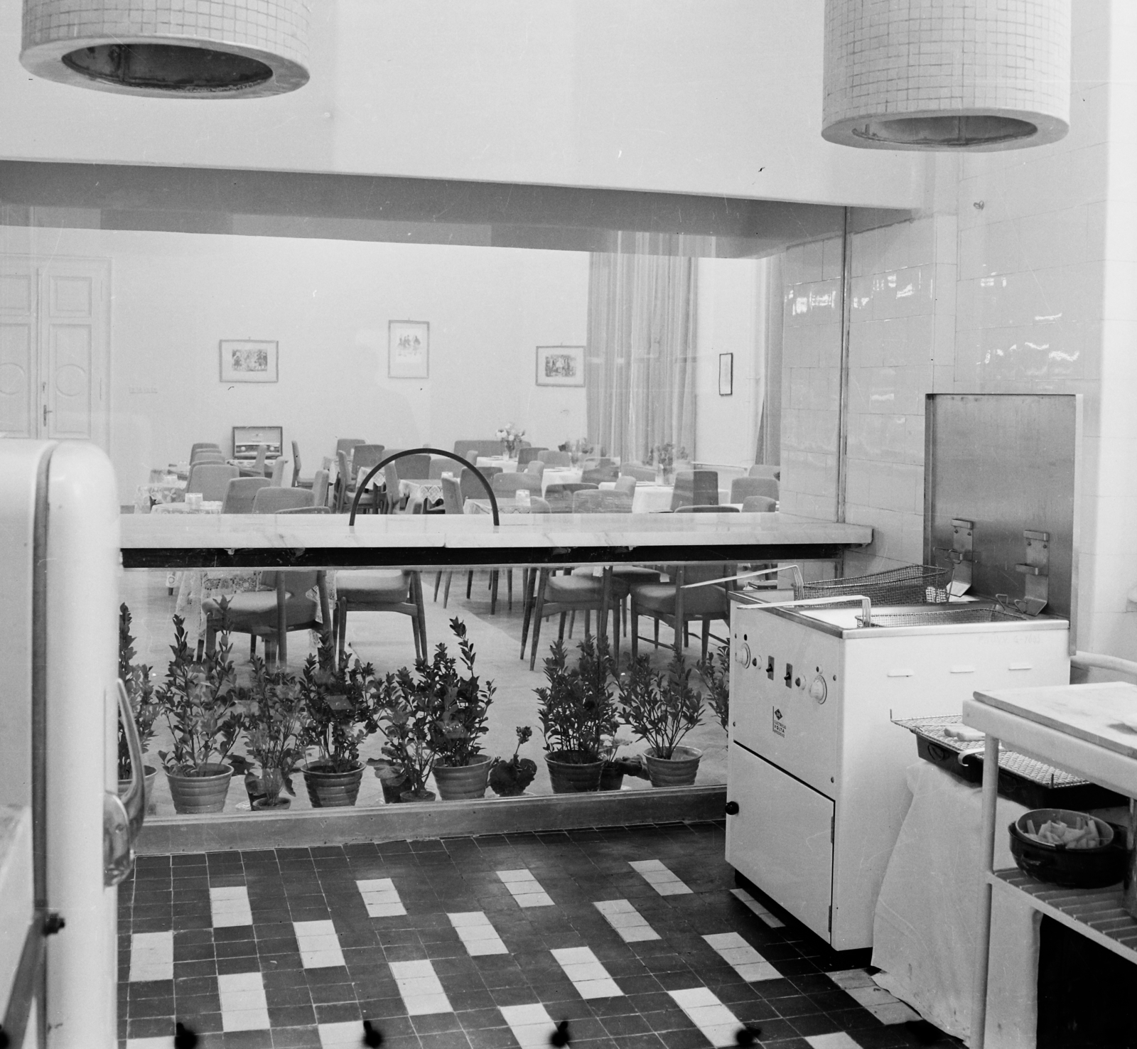 Hungary, Budapest V., Szabadság tér 17., Technika Háza (egykor Tőzsdepalota, később az MTV székháza), étterem., 1960, Bauer Sándor, restaurant, kitchen, Budapest, Fortepan #111197