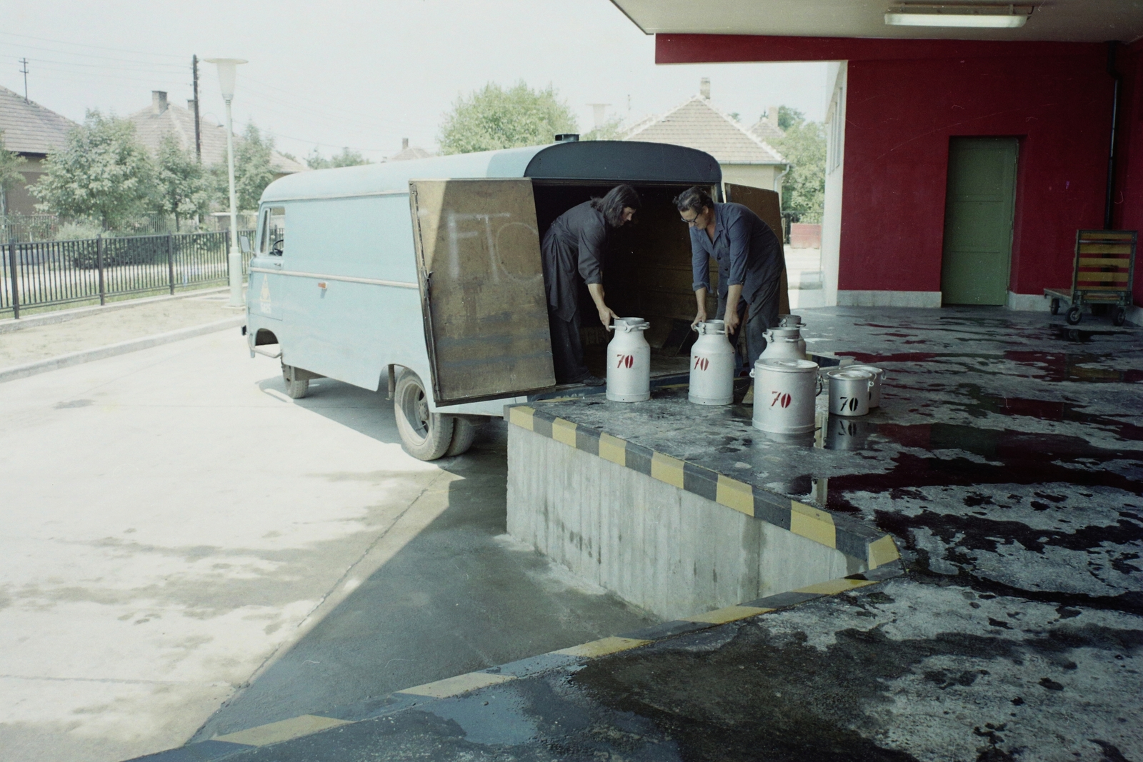 Magyarország, Budapest XVIII., Kassa utca 130., a Gyermekélelmezési Vállalt konyhája., 1975, Bauer Sándor, színes, Robur-márka, tejeskanna, FTC, Budapest, Robur Lo 2500, Fortepan #111206