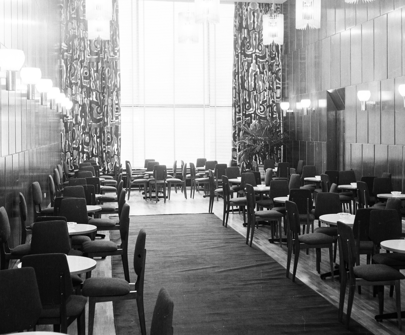 Hungary, Kecskemét, Kossuth tér, Aranyhomok Hotel, presszó., 1963, Bauer Sándor, hotel, espresso, lamp bracket, Fortepan #111215