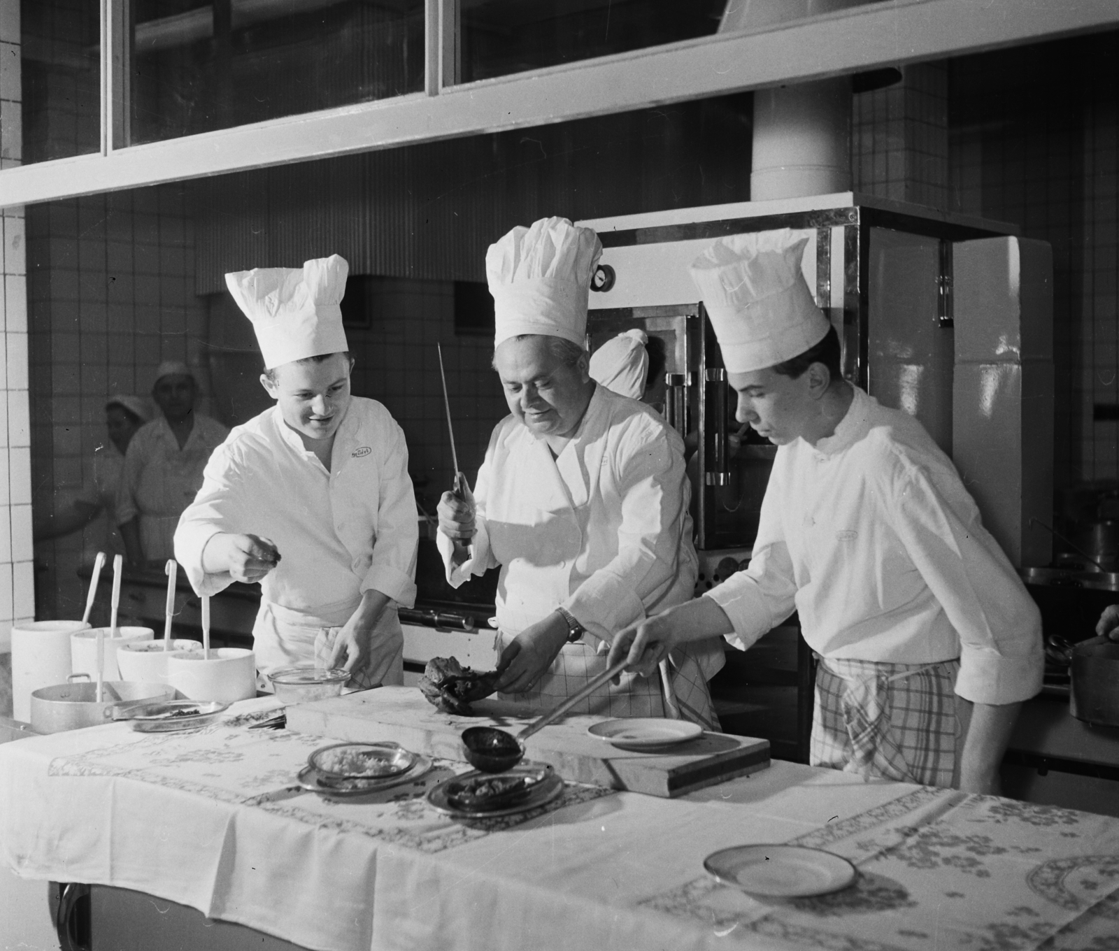 Hungary, Budapest XI., Gellért Szálló, konyha., 1960, Bauer Sándor, hotel, chef, Budapest, serving, Fortepan #111227