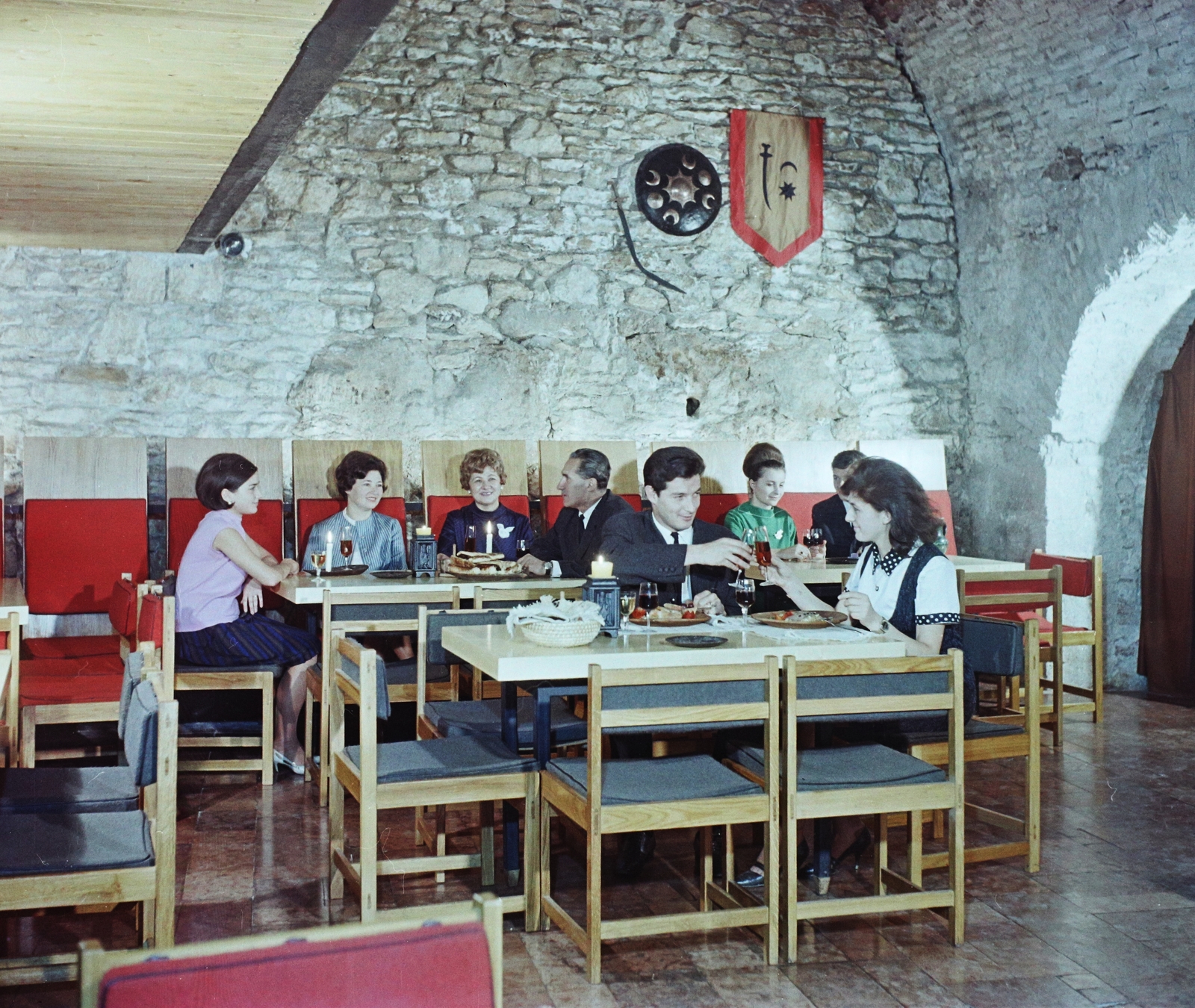 Hungary, Budapest I., Hess András tér 4., Fortuna étterem, taverna., 1966, Bauer Sándor, colorful, restaurant, candlestick, Budapest, Fortepan #111235