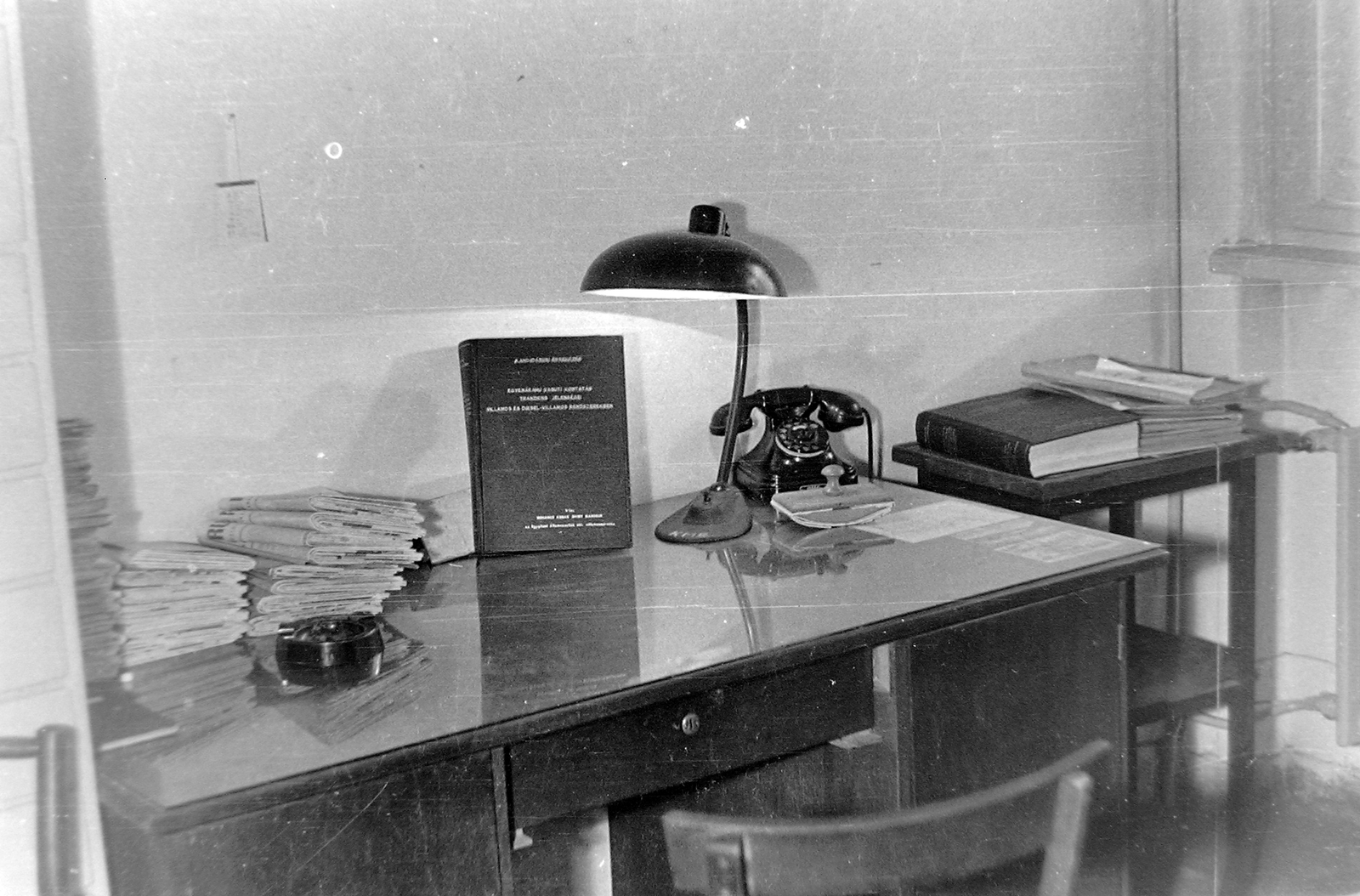 1960, Kurutz Márton, office, light, book, telephone, newspaper, ashtray, blotter, Fortepan #11124
