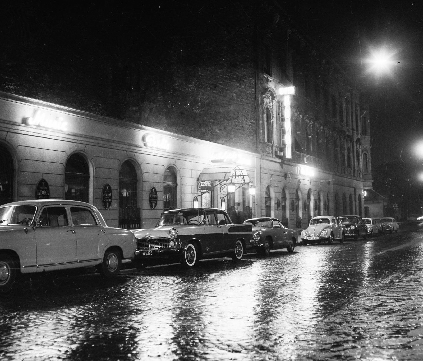 Magyarország, Budapest XII., Márvány utca az Alkotás utca felé nézve, Kis Royal étterem., 1967, Bauer Sándor, Volkswagen-márka, Volkswagen Karmann-Ghia, mercedes w120, Wartburg 311/312, rendszám, Volkswagen Bogár, Fiat 600, Renault Dauphine, Budapest, Simca Vedette, Fortepan #111261