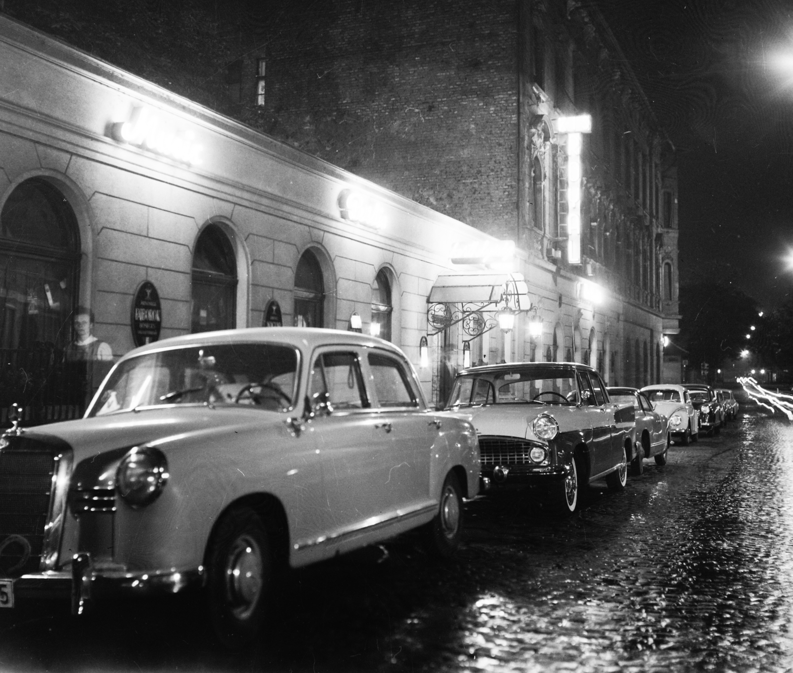 Hungary, Budapest XII., Márvány utca az Alkotás utca felé nézve, Kis Royal étterem., 1967, Bauer Sándor, Mercedes-brand, Volkswagen-brand, night, Volkswagen Beetle, Budapest, Fortepan #111262