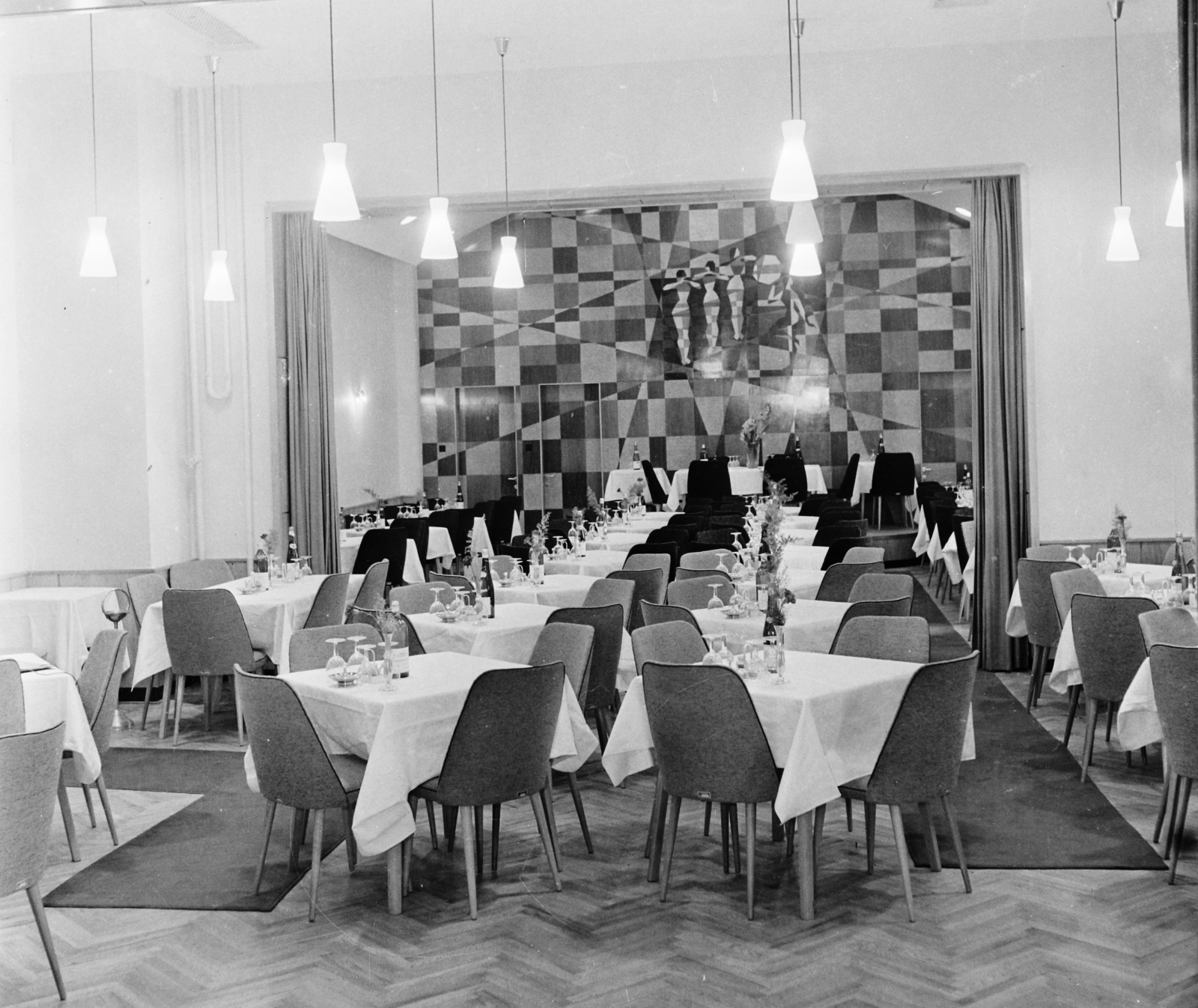Hungary, Szentes, Kossuth Lajos utca - Petőfi Sándor utca sarok, a Petőfi szálló étterme. A faintarziás falikép Ágh Ajkelin Lajos festő és grafikusművész alkotása (1964)., 1964, Bauer Sándor, art, restaurant, wall picture, marquetry, ceiling lamp, Fortepan #111266