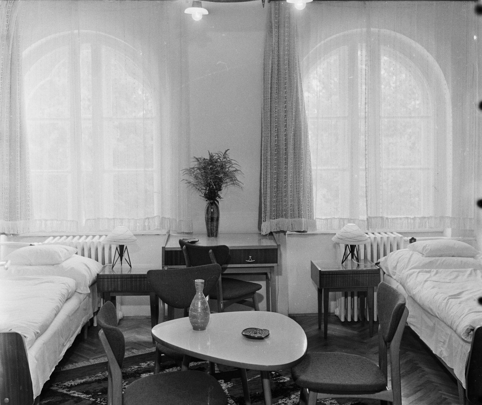 Hungary, Szentes, Kossuth Lajos utca - Petőfi Sándor utca sarok, a Petőfi szálló egyik szobája., 1964, Bauer Sándor, hotel, interior, bed, badside table, Fortepan #111269