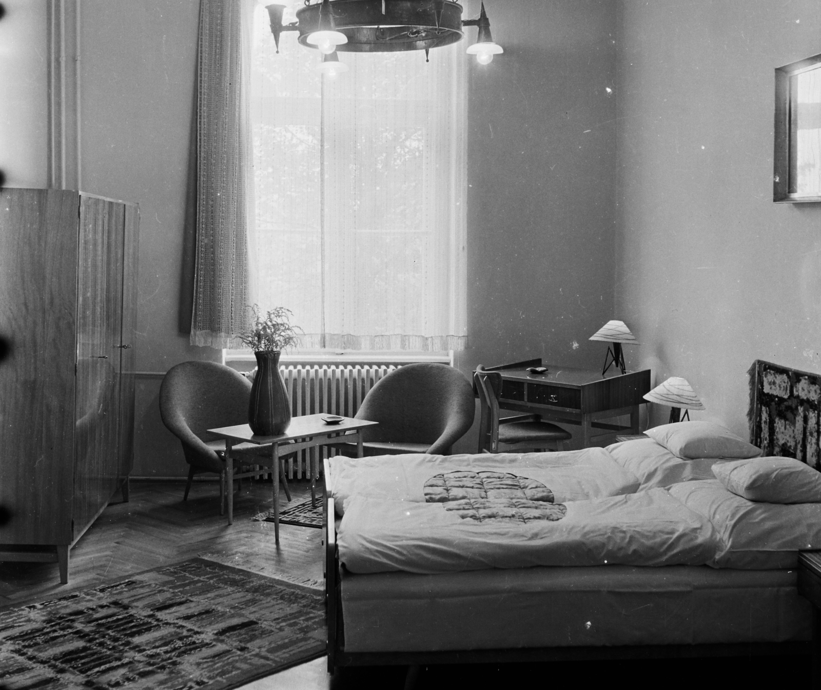 Hungary, Szentes, Kossuth Lajos utca - Petőfi Sándor utca sarok, a Petőfi szálló egyik szobája., 1964, Bauer Sándor, hotel, interior, bed, smoking stand, tapestry, Fortepan #111270