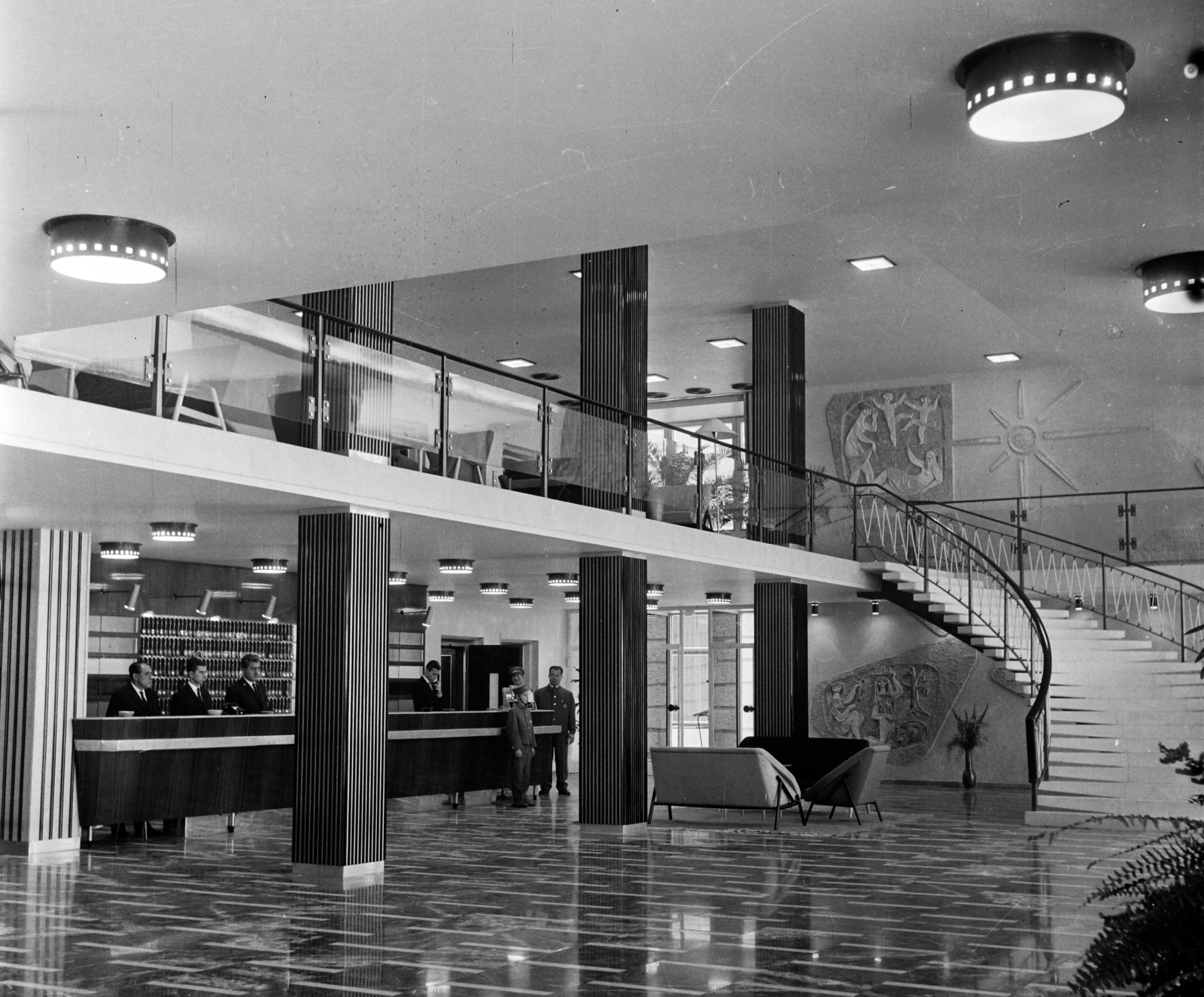 Magyarország, Budapest VII., Erzsébet (Lenin) körút 49. Royal szálló, hall. Szemben a falon Mészáros Géza keramikusművész 1960-ban készített, Évszakok című kerámia domborműve., 1961, Bauer Sándor, Budapest, Fortepan #111273