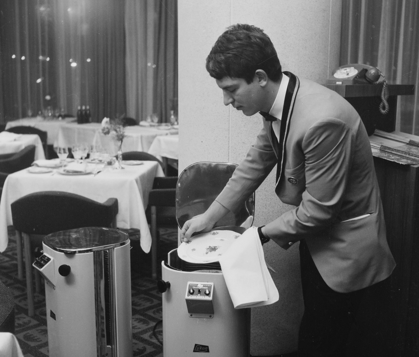 Hungary, Budapest V., Hotel Duna Intercontinental, Rendez Vous étterem., 1970, Bauer Sándor, waiter, Budapest, hot plate, Fortepan #111281