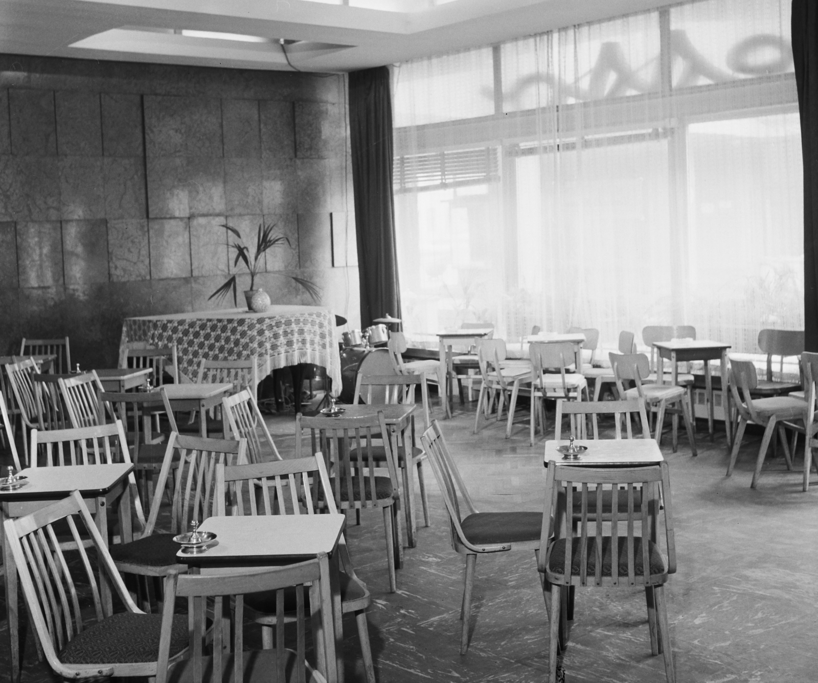 Hungary, Szolnok, Magyar utca 1., Árkád eszpresszó., 1966, Bauer Sándor, espresso, piano, chair, drum, cymbal, Fortepan #111306