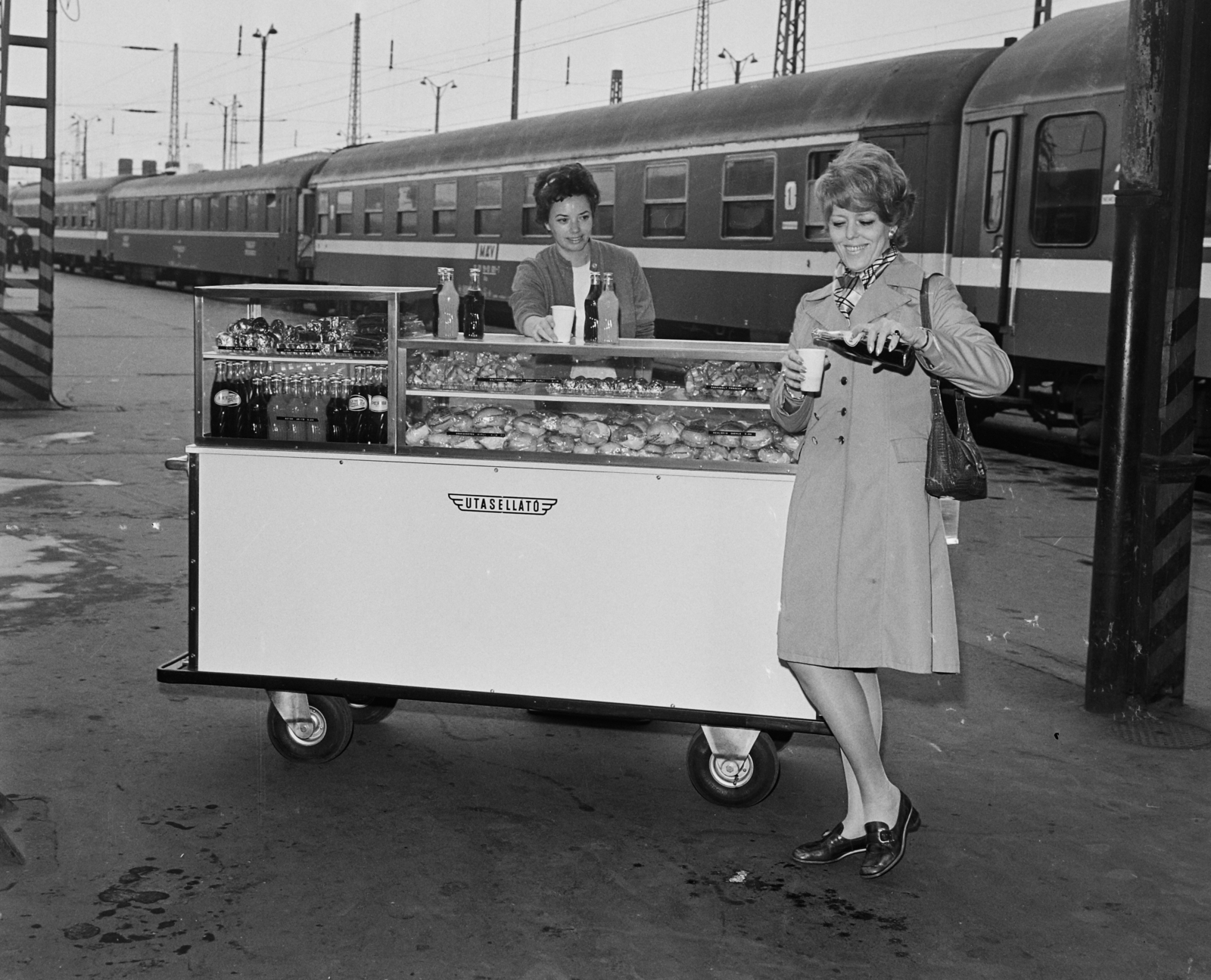 Hungary, Budapest VI., Nyugati pályaudvar, az Utasellátó mozgó elárusító helye., 1976, Bauer Sándor, coach, seller, Budapest, Pepsi-brand, Fortepan #111363