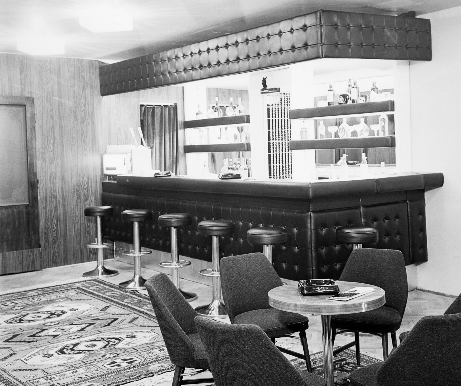 Hungary, Budapest VIII., Rákóczi út 43., Palace Hotel, bár., 1971, Bauer Sándor, Budapest, bar stool, Fortepan #111370