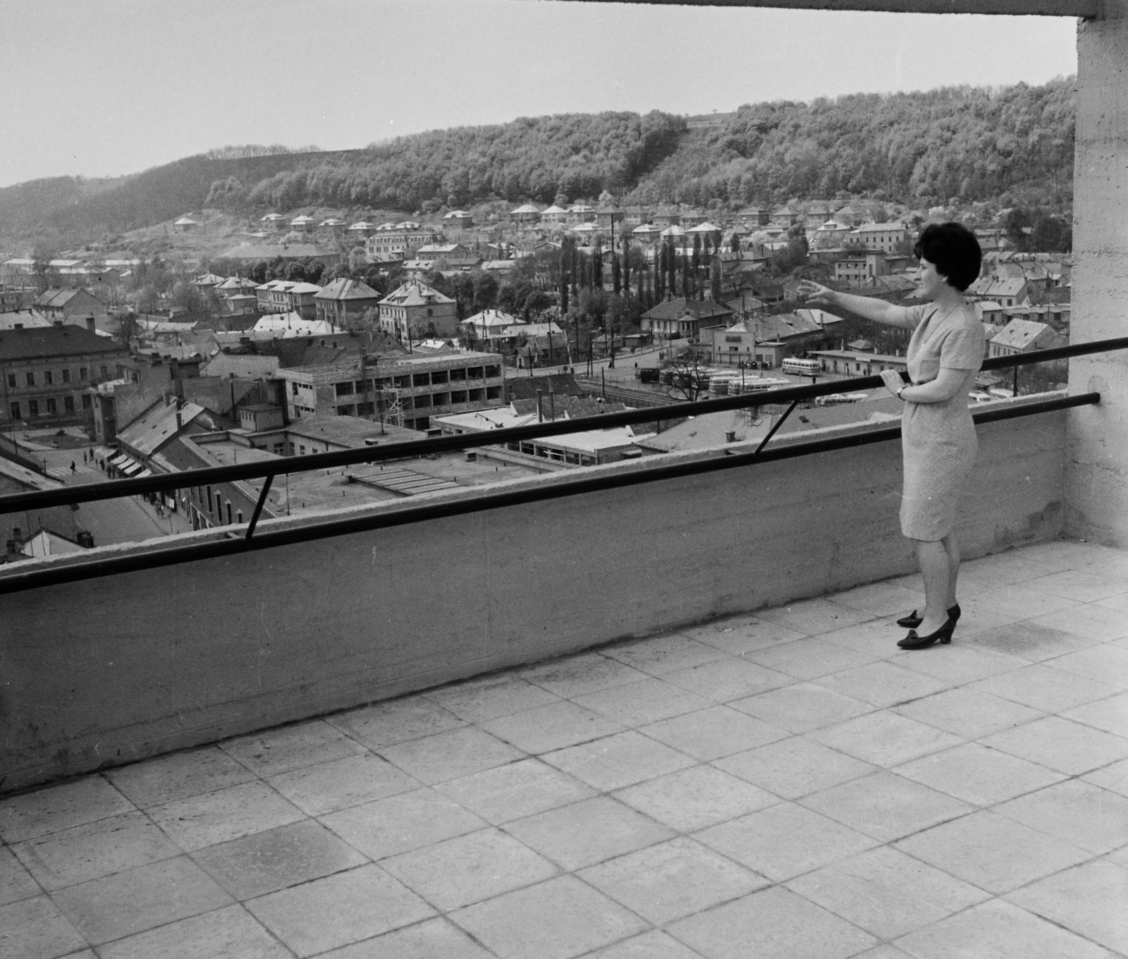 Hungary, Salgótarján, kilátás a Karancs szálló tetőteraszáról, jobbra a November 7. mozinál az autóbusz-pályaudvar., 1966, Bauer Sándor, hotel, cityscape, view, roof terrace, Fortepan #111392
