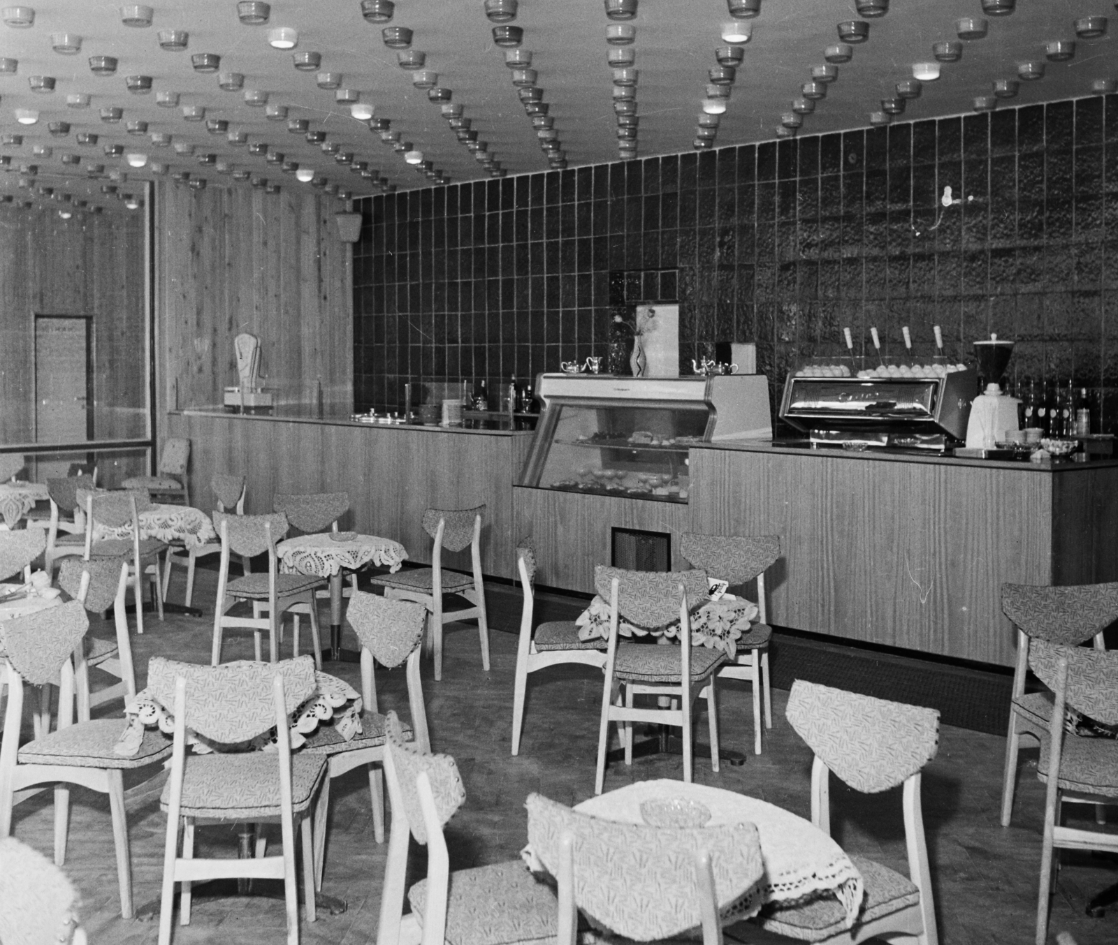 Hungary, Salgótarján, Karancs szálló, eszpresszó., 1966, Bauer Sándor, hotel, espresso, coffee maker, cabinet, Fortepan #111397