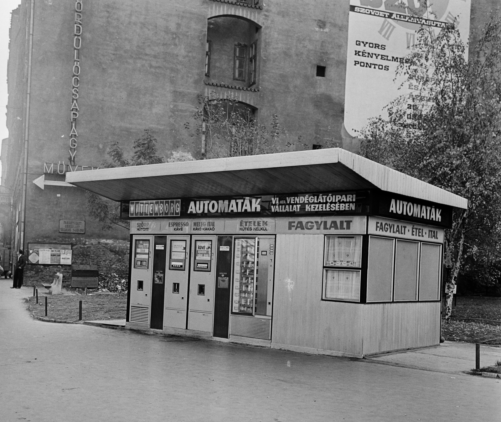 Hungary, Budapest VI., Nyugati (Marx) tér, balra a Jókai utca. Automata büfé., 1970, Bauer Sándor, food-dispensing machine, Budapest, Fortepan #111409