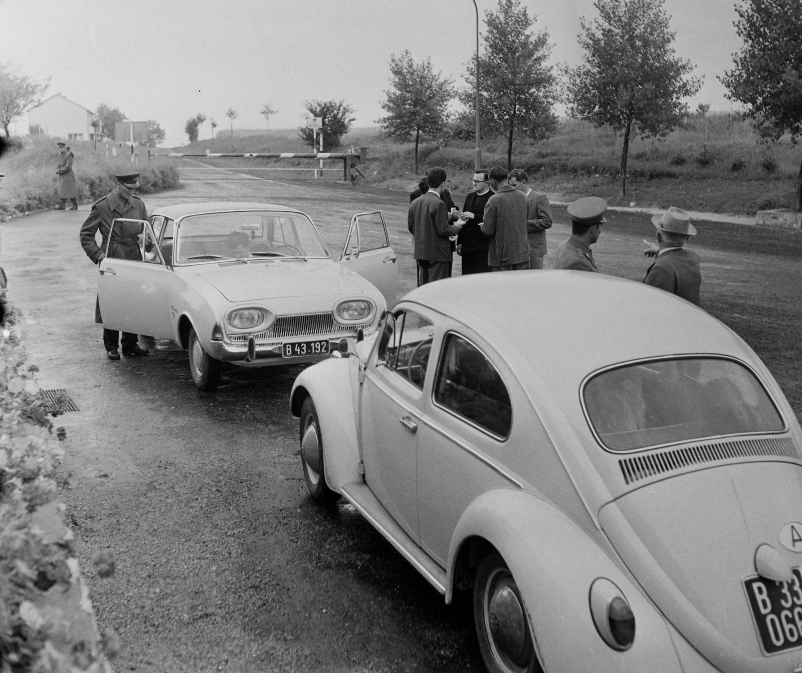Hungary, Sopron, közúti határátkelő., 1963, Bauer Sándor, genre painting, Volkswagen-brand, barrier, number plate, Volkswagen Beetle, country code sign, Fortepan #111425