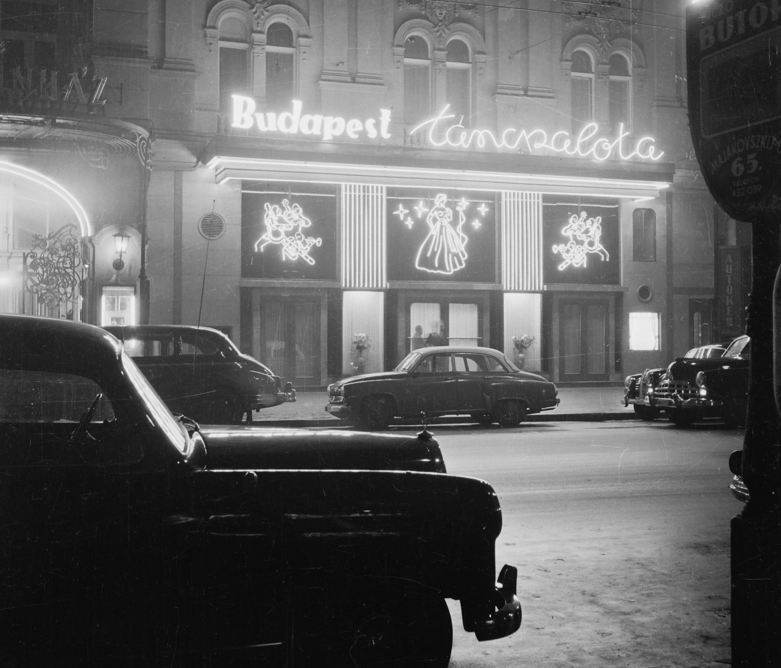 Magyarország, Budapest VI., Nagymező utca 17. Budapest Táncpalota (Moulin Rouge)., 1959, Bauer Sándor, utcakép, neonreklám, este, Zisz 110, mercedes w120, Wartburg 311/312, rendszám, GAZ 12 ZIM, neon felirat, Budapest, szórakozóhely, Fortepan #111438