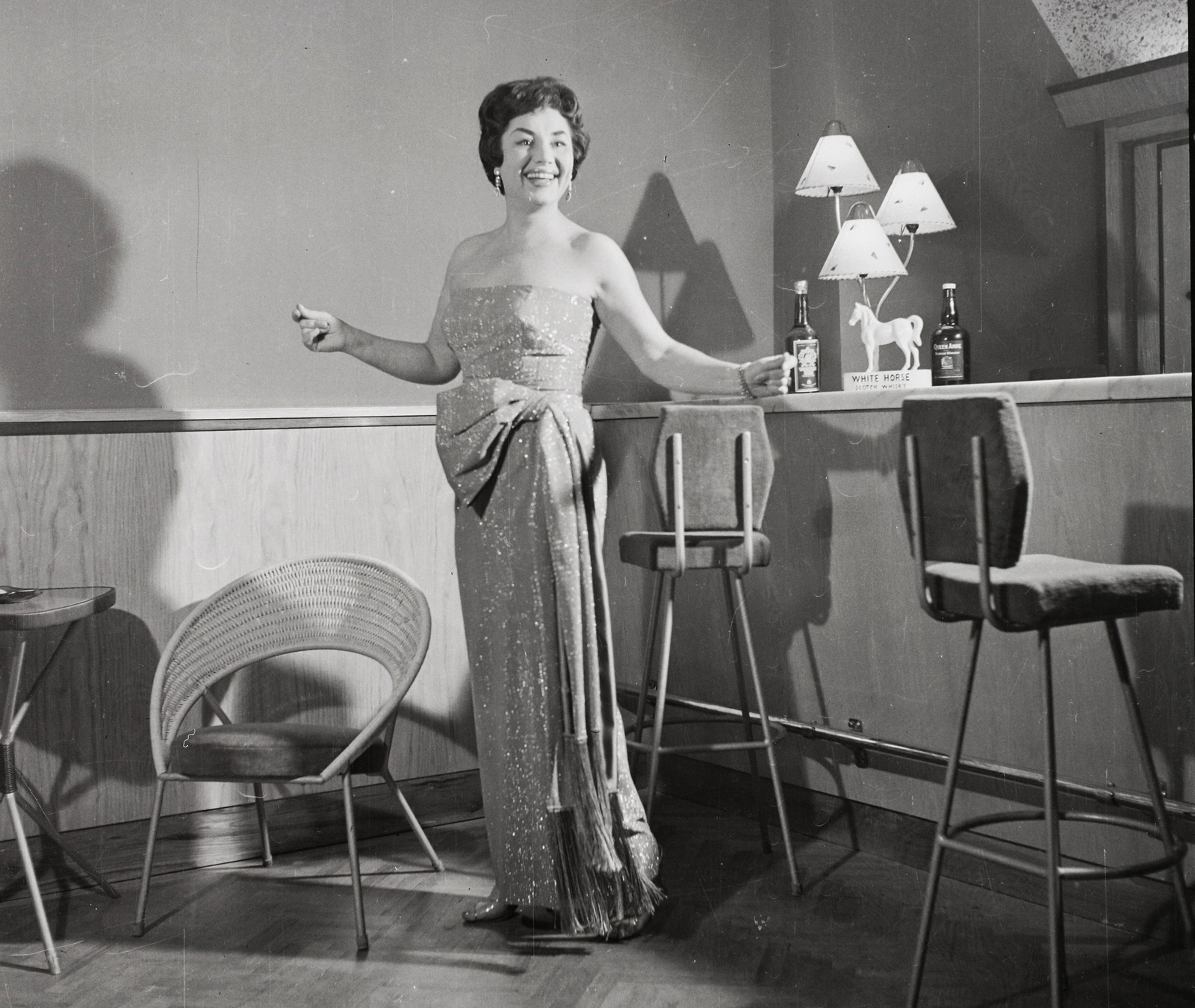 Hungary, Budapest VI., Nagymező utca 17. Budapest Táncpalota (Moulin Rouge). Németh Marica énekesnő., 1961, Bauer Sándor, counter, bar stool, Budapest, singer, evening gown, decorative lamps, Queen Anne-brand, china, Fortepan #111441