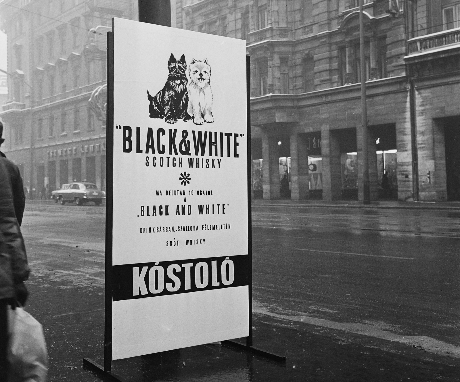 Hungary, Budapest VIII., Rákóczi út, a Palace Hotel-től a Nagykörút sarok, az "Éjjel-nappal" közért felé nézve., 1971, Bauer Sándor, ad, label, billboard, M21 Wolga, police vehicle, Budapest, Fortepan #111470
