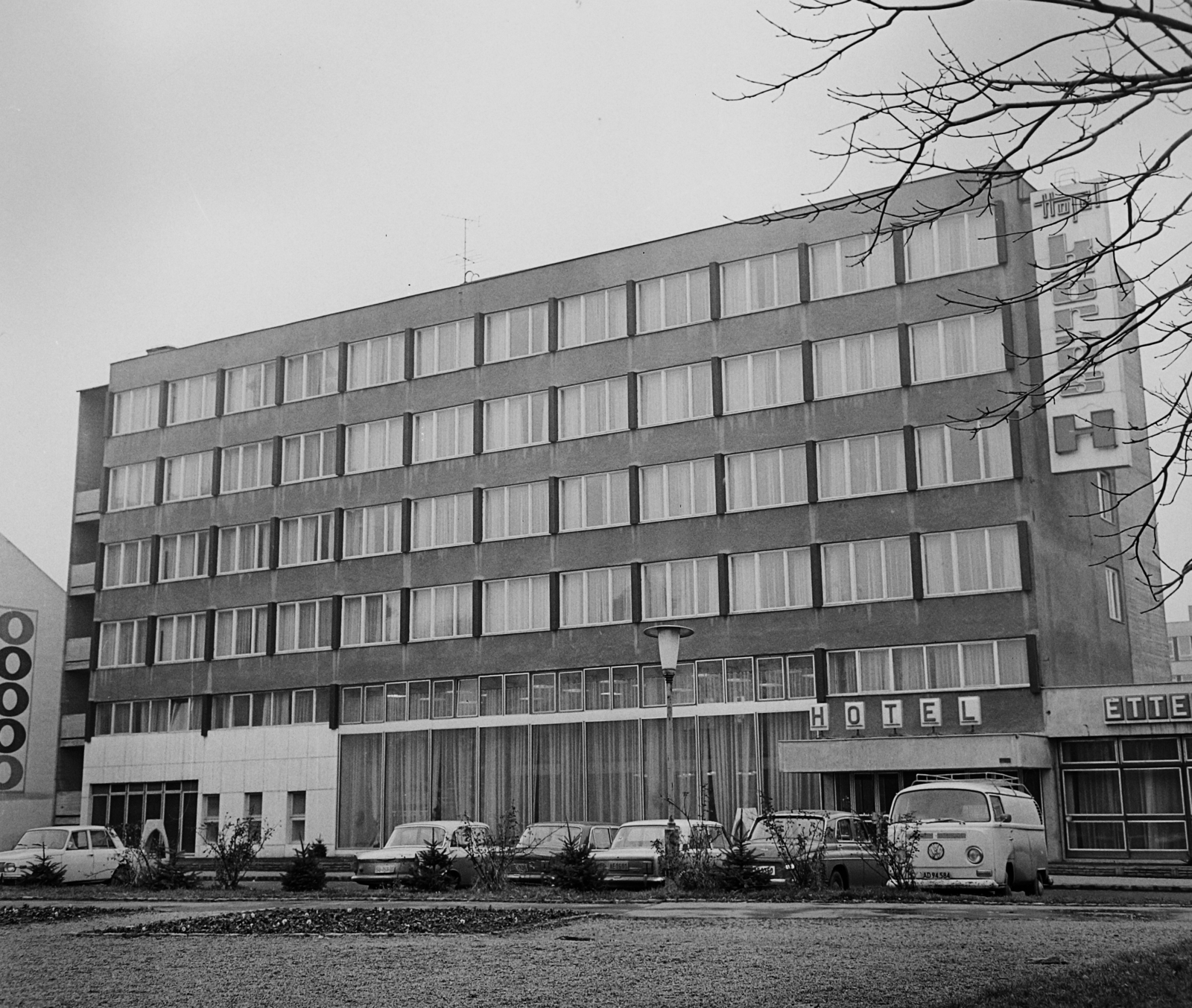 Hungary, Békéscsaba, Kossuth tér, Körös Hotel., 1970, Bauer Sándor, Volkswagen-brand, number plate, hotel, Fortepan #111474