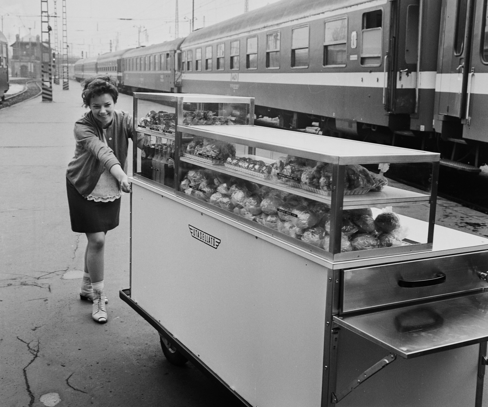 Magyarország, Budapest VI., Nyugati pályaudvar, az Utasellátó mozgó elárusító helye., 1971, Bauer Sándor, vasút, pályaudvar, utasellátó, felsővezeték, Budapest, mozgóárus, Fortepan #111484