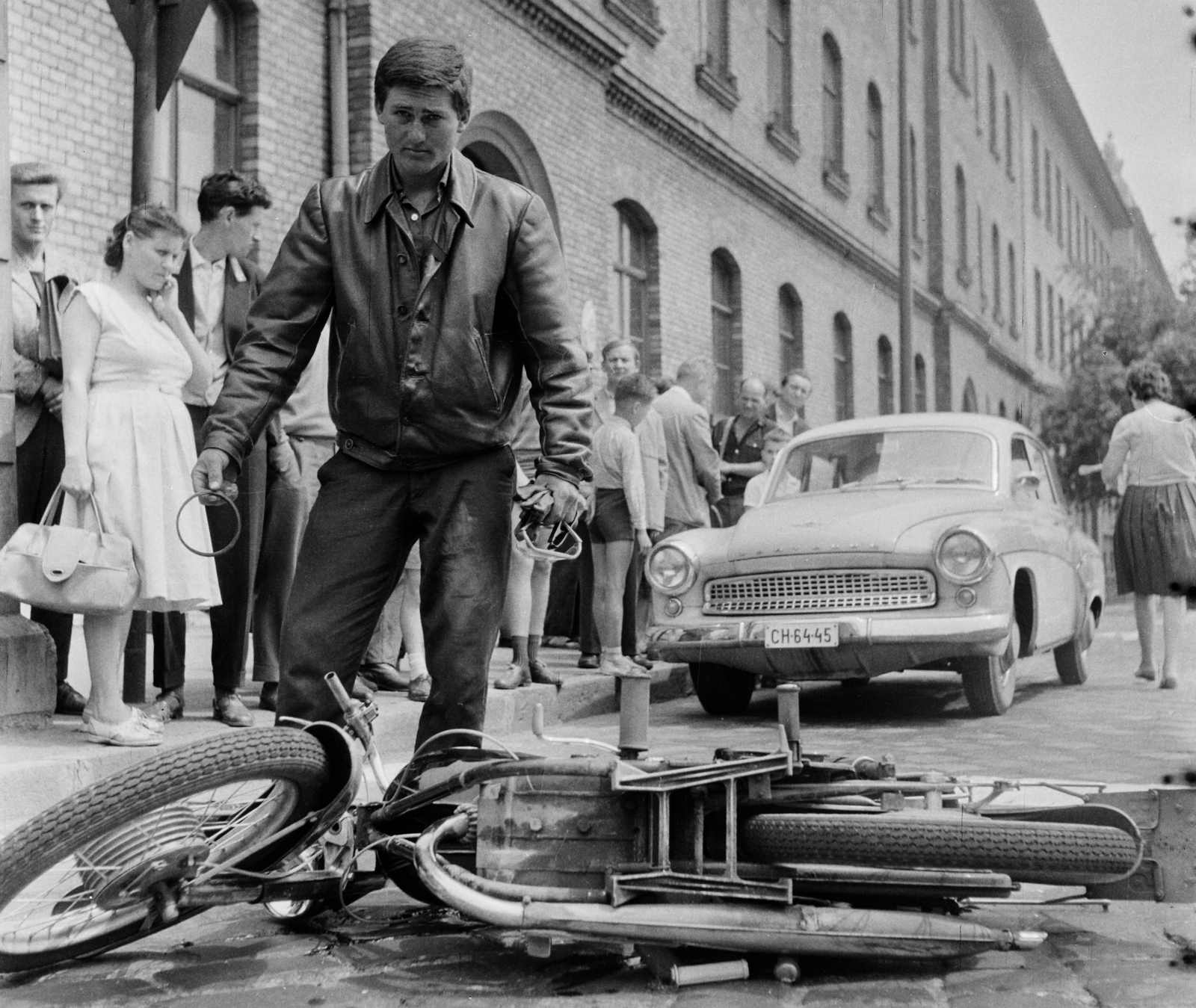 Hungary, Budapest I., Attila út 137., Általános Iskola (később Kosztolányi Dezső Gimnázium) a Vérmező út sarkánál., 1964, Bauer Sándor, accident, Wartburg-brand, number plate, Budapest, motorized bicycle, Fortepan #111512