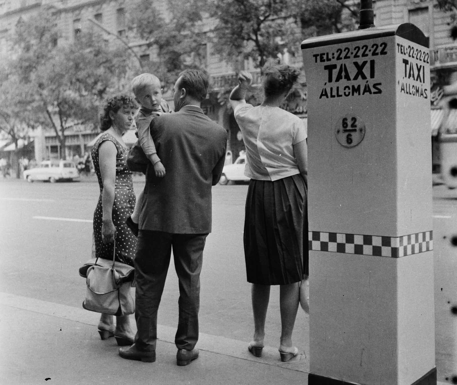 Hungary, Budapest VII., Erzsébet (Lenin) körút, taxiállomás a 14. számú ház előtt., 1964, Bauer Sándor, family, street view, waiting, taxicab stand, Budapest, Fortepan #111513