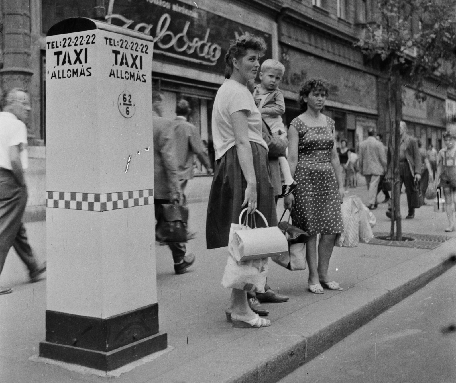 Hungary, Budapest VII., Erzsébet (Lenin) körút, taxiállomás a 14. számú ház előtt., 1964, Bauer Sándor, street view, waiting, taxicab stand, Budapest, Fortepan #111514