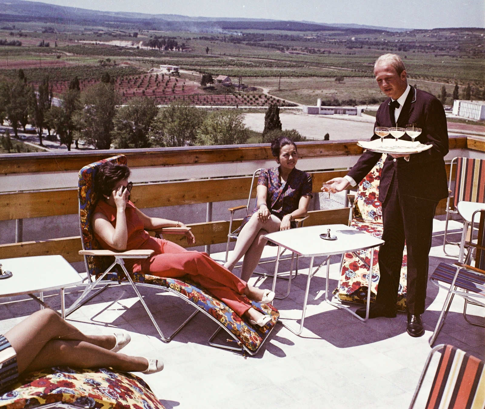 Hungary, Balatonfüred, Hotel Marina, terasz., 1969, Bauer Sándor, terrace, camping furniture, waiter, Fortepan #111571