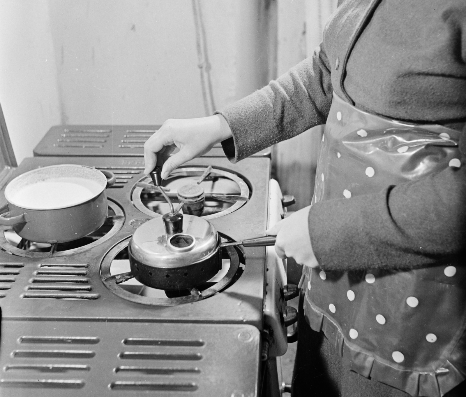Hungary, Budapest VIII., a felvétel a Népszínház utca 27. számú ház egyik lakásában készült., 1957, Bauer Sándor, gas stove, coffee roasting, Budapest, Fortepan #111587