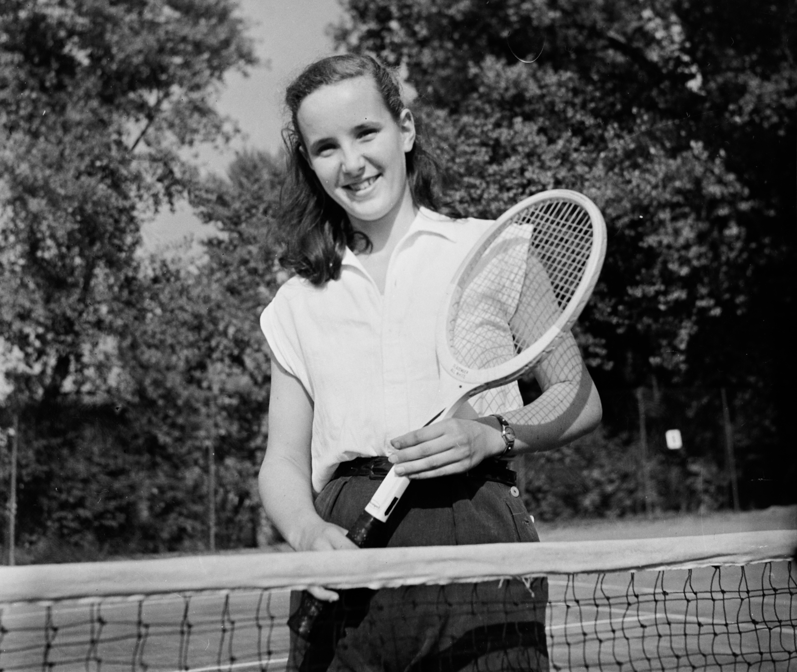 1959, Bauer Sándor, portrait, smile, girl, tennis court, tennis rackets, Fortepan #111590