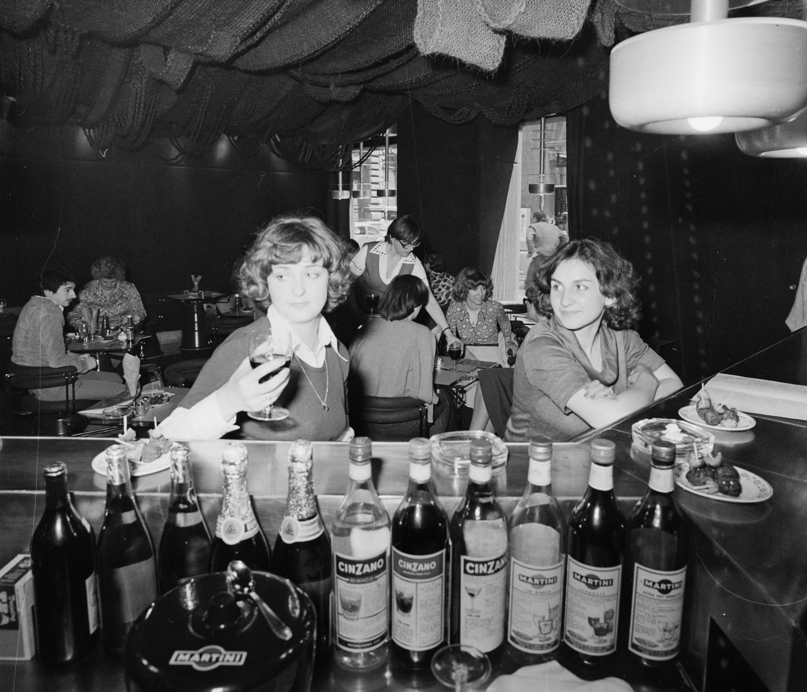 Hungary, Budapest V., Petőfi Sándor utca 16., Cocktail bár., 1977, Bauer Sándor, Martin-brand, bar, Cinzano-brand, Budapest, Fortepan #111594