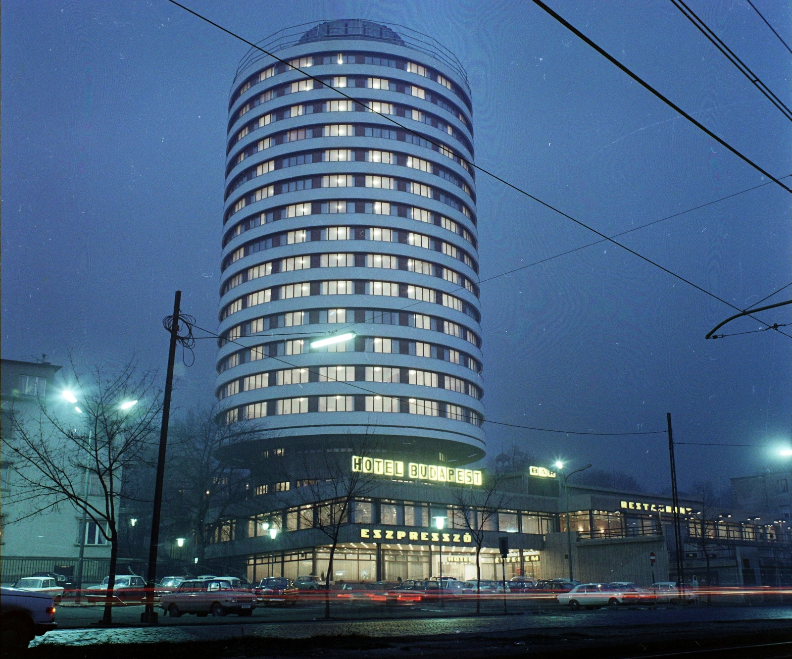 Magyarország, Budapest II., Szilágyi Erzsébet fasor, Budapest körszálló., 1970, Bauer Sándor, színes, este, Wartburg 311/312, Renault 16, Opel Rekord P1, Polski Fiat 125p, Wartburg 353, Peugeot 404, Opel Rekord C, Mercedes W115, NSU 1000, neon felirat, Budapest, mercedes w120, Fortepan #111605