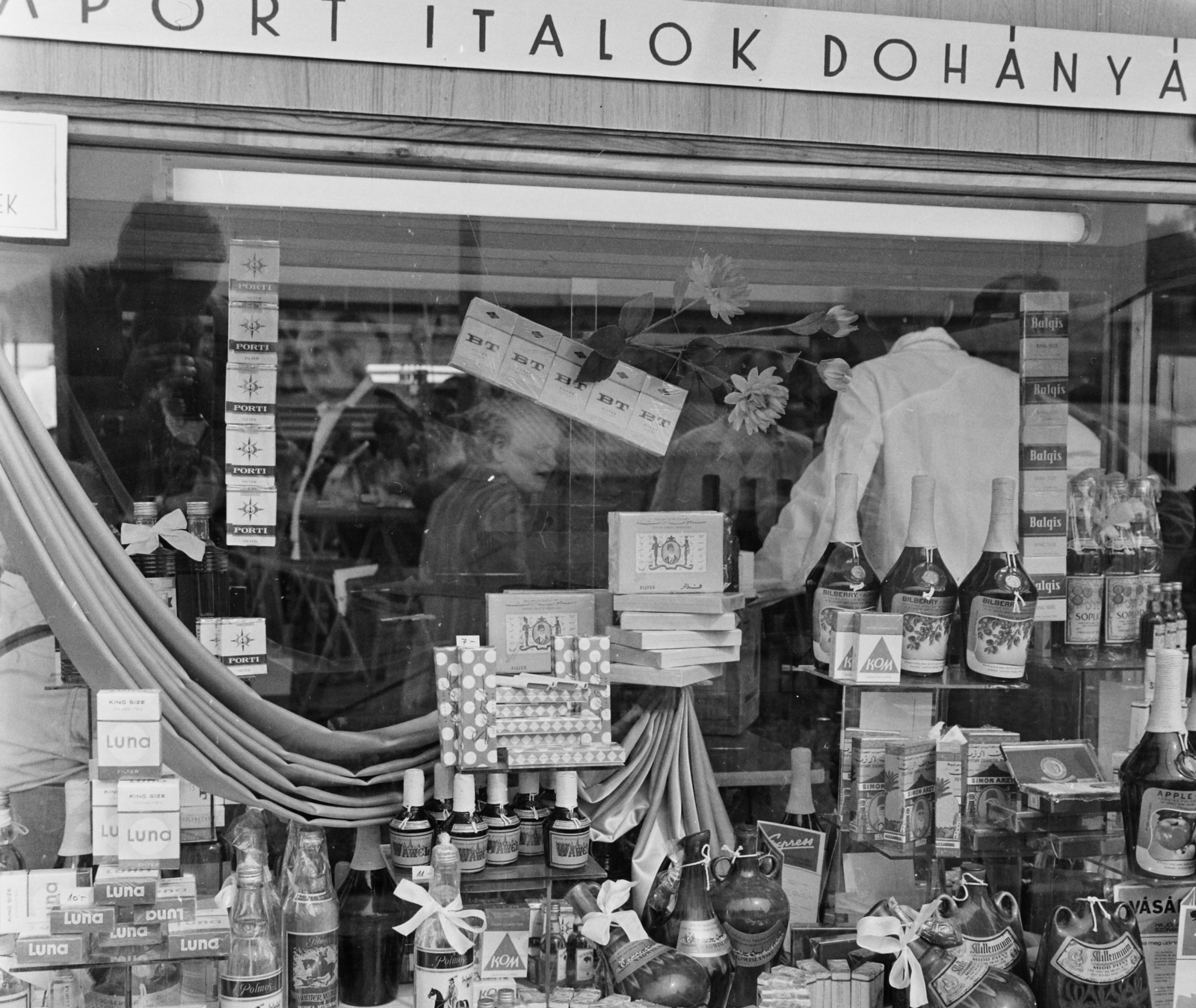 1968, Bauer Sándor, cigarette, international fair, tobacco shop, Fortepan #111615