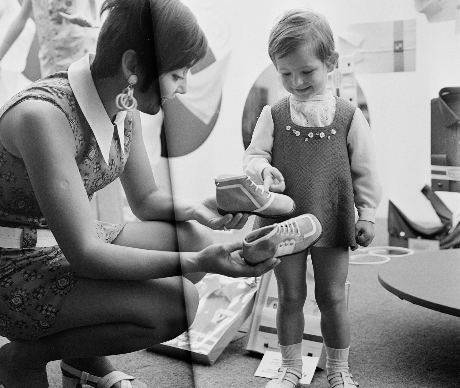 1968, Bauer Sándor, shoe, kid, Fortepan #111617