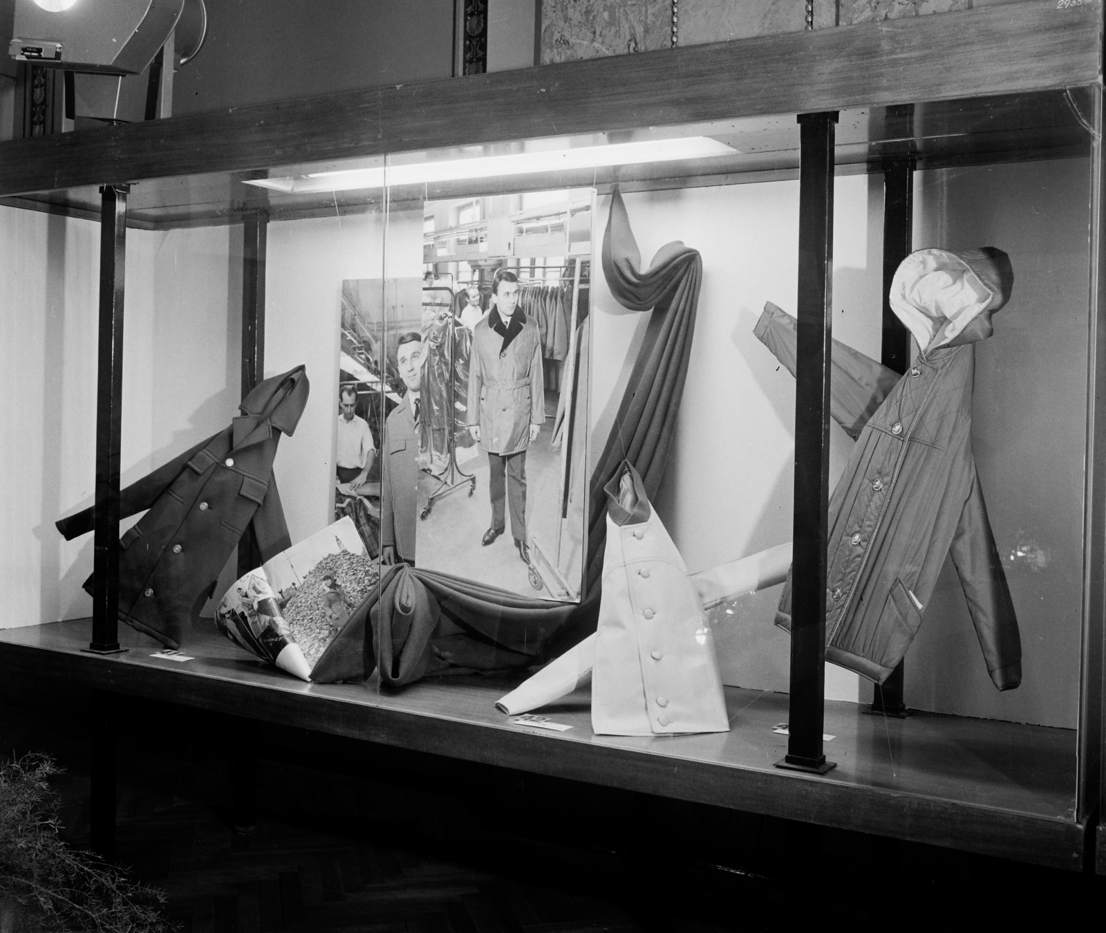 Hungary, Budapest VI., Andrássy út (Népköztársaság útja), Divatcsarnok, Lotz-terem., 1968, Bauer Sándor, exhibition, Budapest, Fashion store, Fortepan #111627