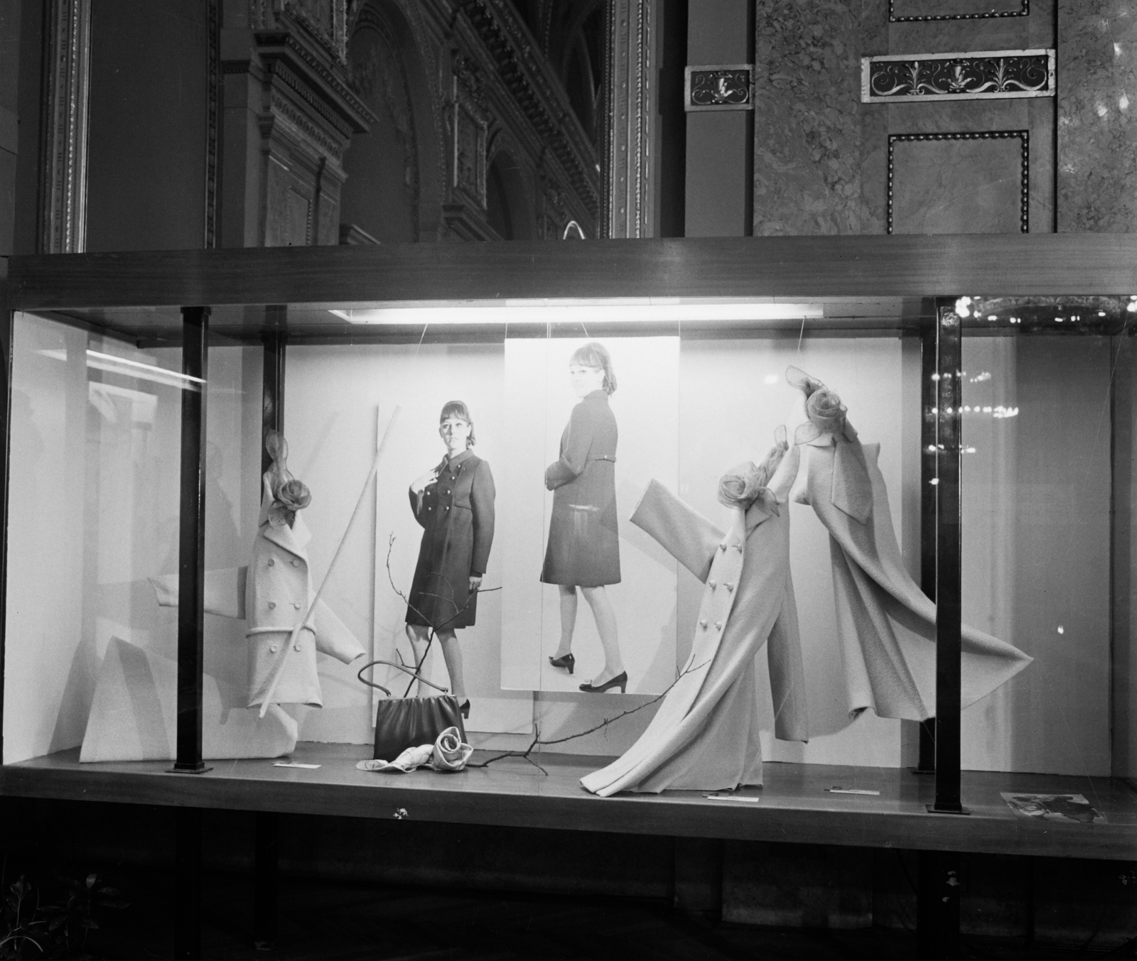Hungary, Budapest VI., Andrássy út (Népköztársaság útja), Divatcsarnok, Lotz-terem., 1968, Bauer Sándor, exhibition, Budapest, Fashion store, Fortepan #111629