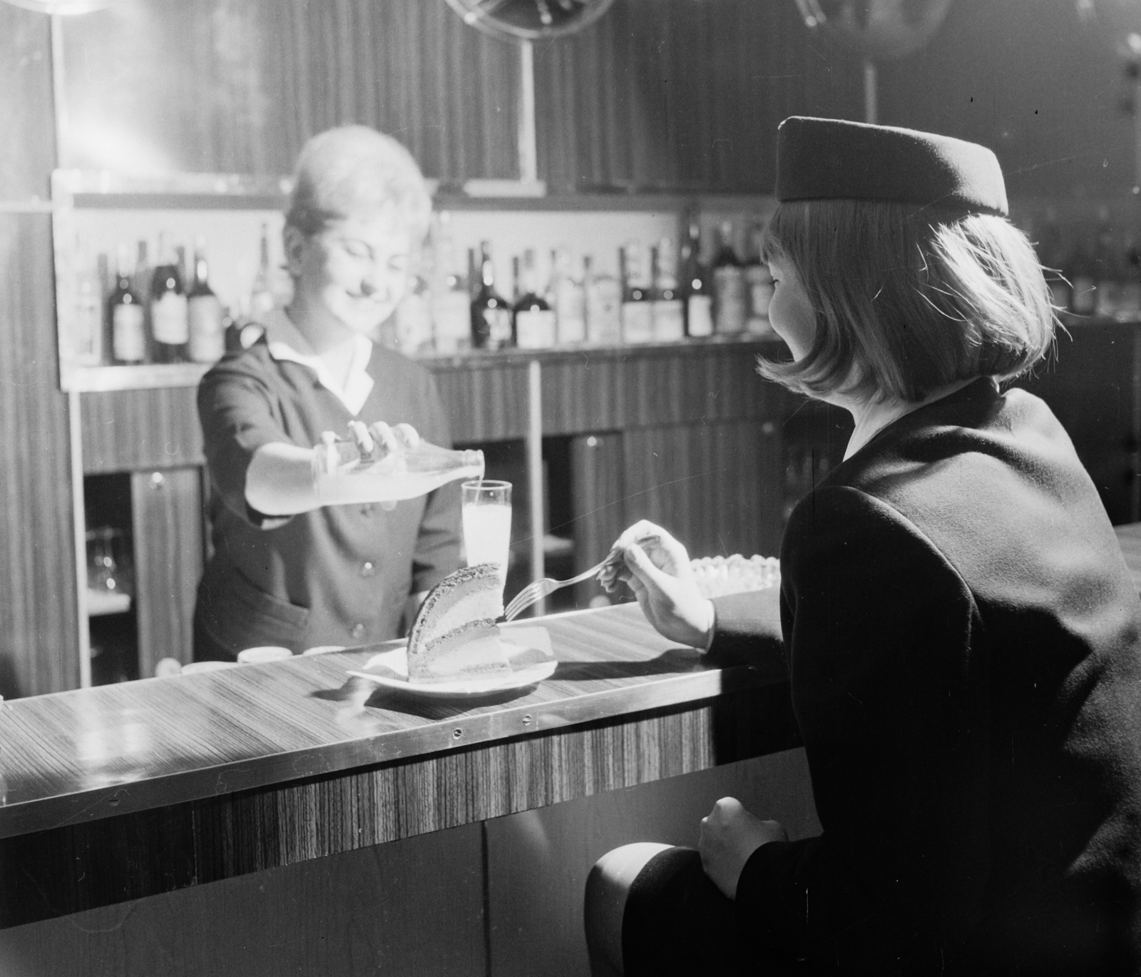 Hungary, Ferihegy (now - Ferenc Liszt) International Airport, Budapest XVIII., eszpresszó., 1966, Bauer Sándor, espresso, airport, Budapest, cabin crew, Fortepan #111645