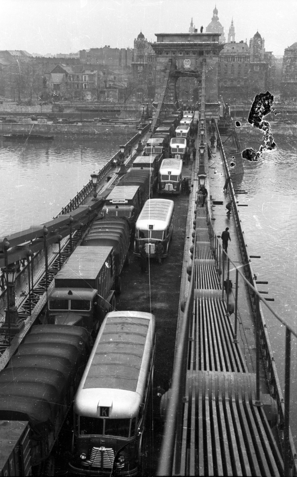 Hungary, Budapest, az újjáépített Széchenyi Lánchíd terhelési próbája., 1949, UVATERV, bridge, bus, Hungarian brand, commercial vehicle, MÁVAG-brand, bridge building, Danube, load testing, suspension bridge, William Tierney Clark-design, Fortepan #11165