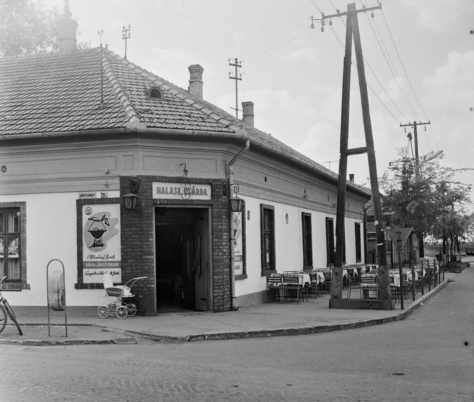 Hungary, Kiskunhalas, Május 1 tér, Halasi Csárda., 1968, Bauer Sándor, baby carriage, Fortepan #111671