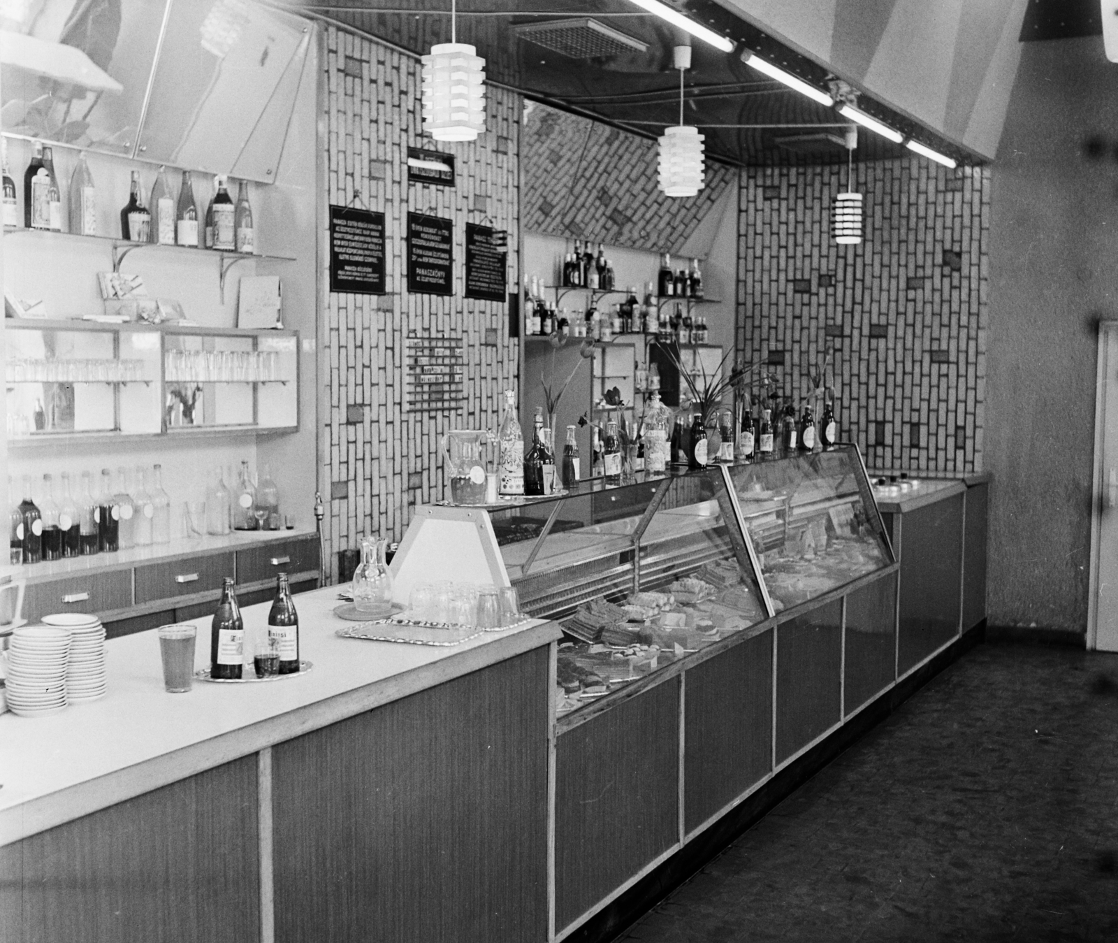 Hungary, Kiskunhalas, Árpád utca - Kossuth utca sarok, Mackó bisztró., 1968, Bauer Sándor, interior, pastry, counter, hospitality, light, shop interior, Fortepan #111673