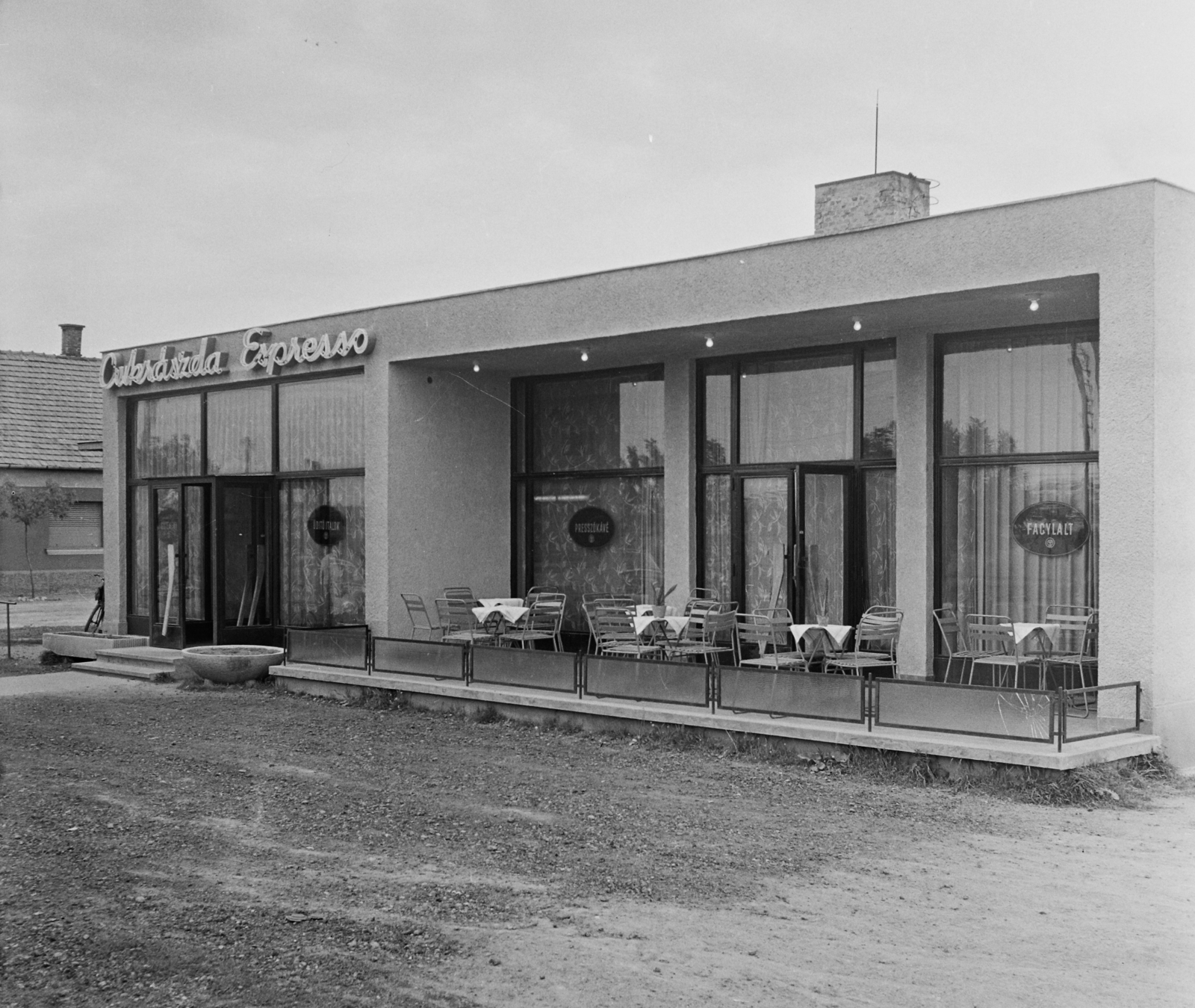 Hungary, Kecskemét, Halasi út - Szabadkai utca sarok, cukrászda és eszpresszó., 1968, Bauer Sándor, pastry shop, Fortepan #111674